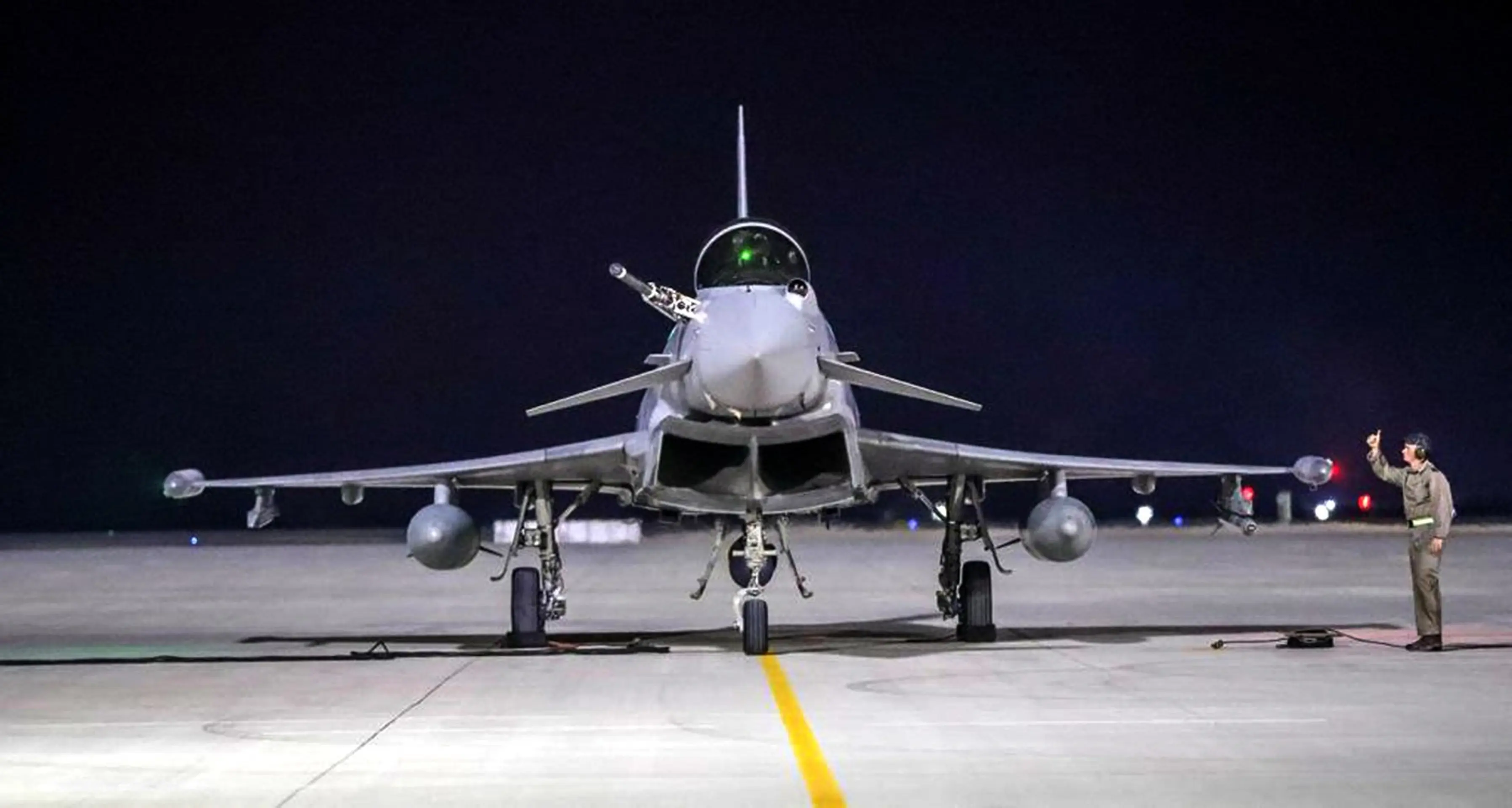 Na fotografii, ktorú zverejnila Katarská tlačová agentúra (QNA), je zachytené viacúčelové stíhacie lietadlo Eurofighter Typhoon.
