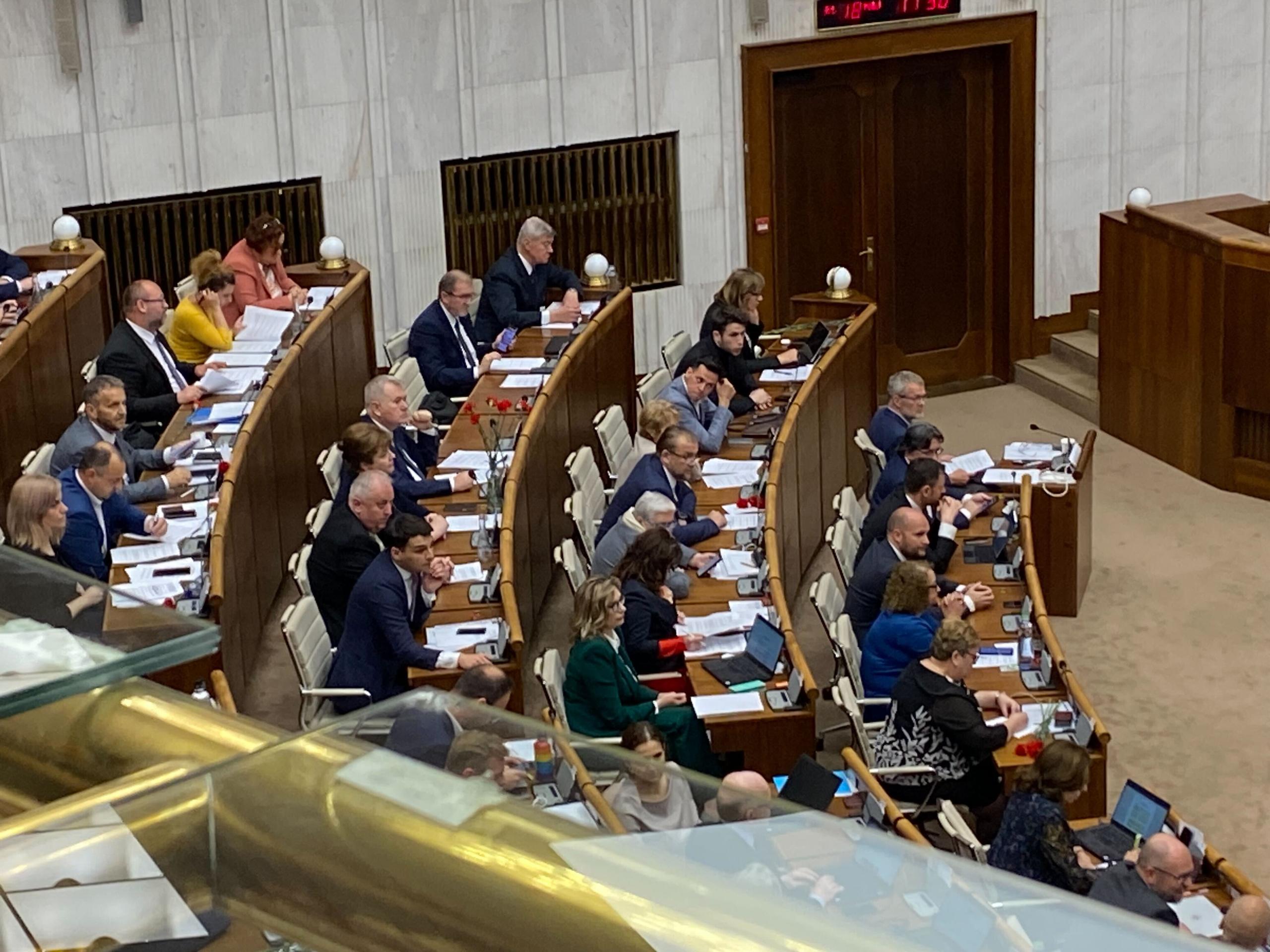 Matovič rozdával v pléne NRSR karafiáty.