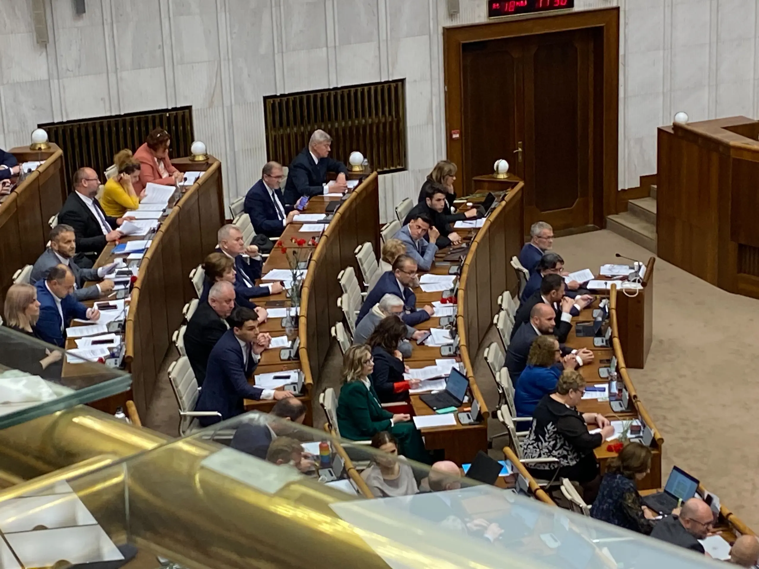 Matovič rozdával v pléne NRSR karafiáty.