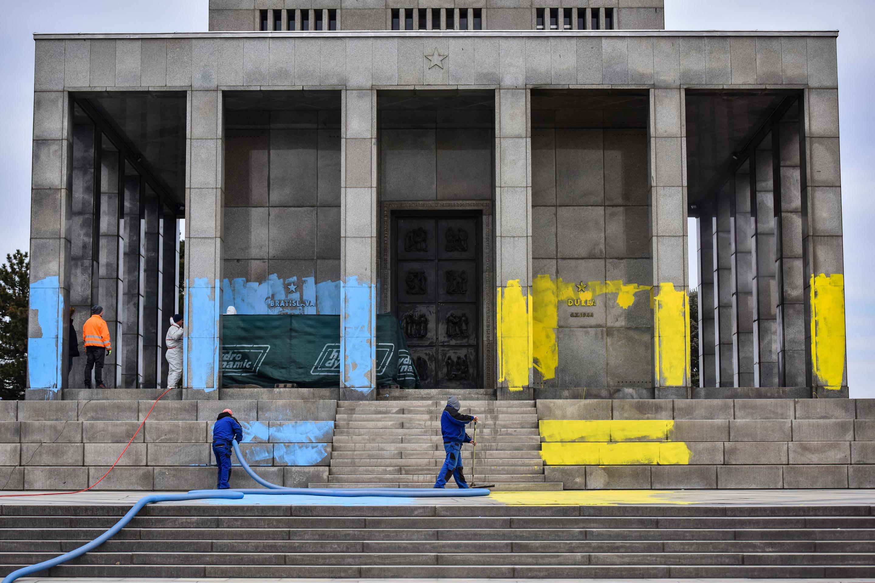 Čistenie pamätníka na Slavíne.