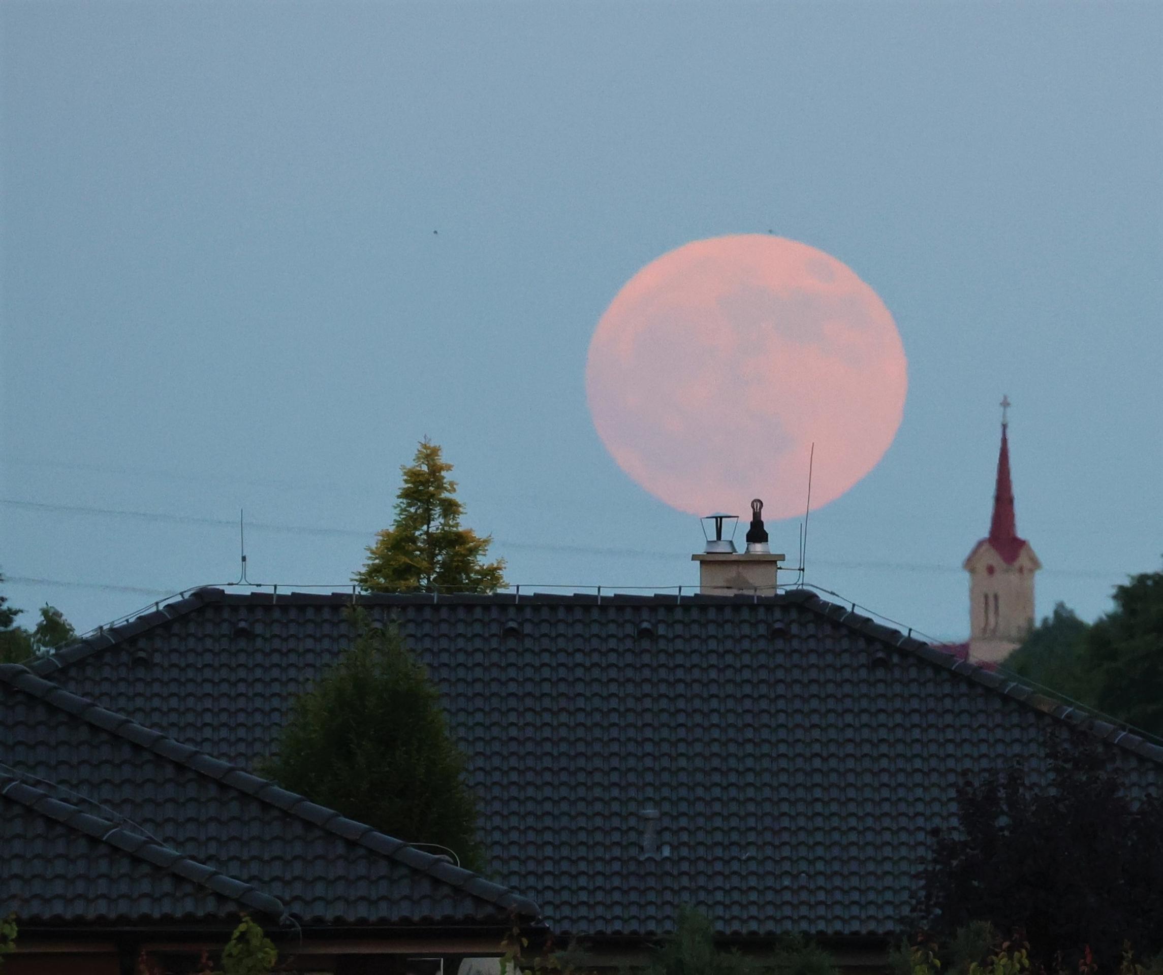 "Jahodový" spln nad dedinou.