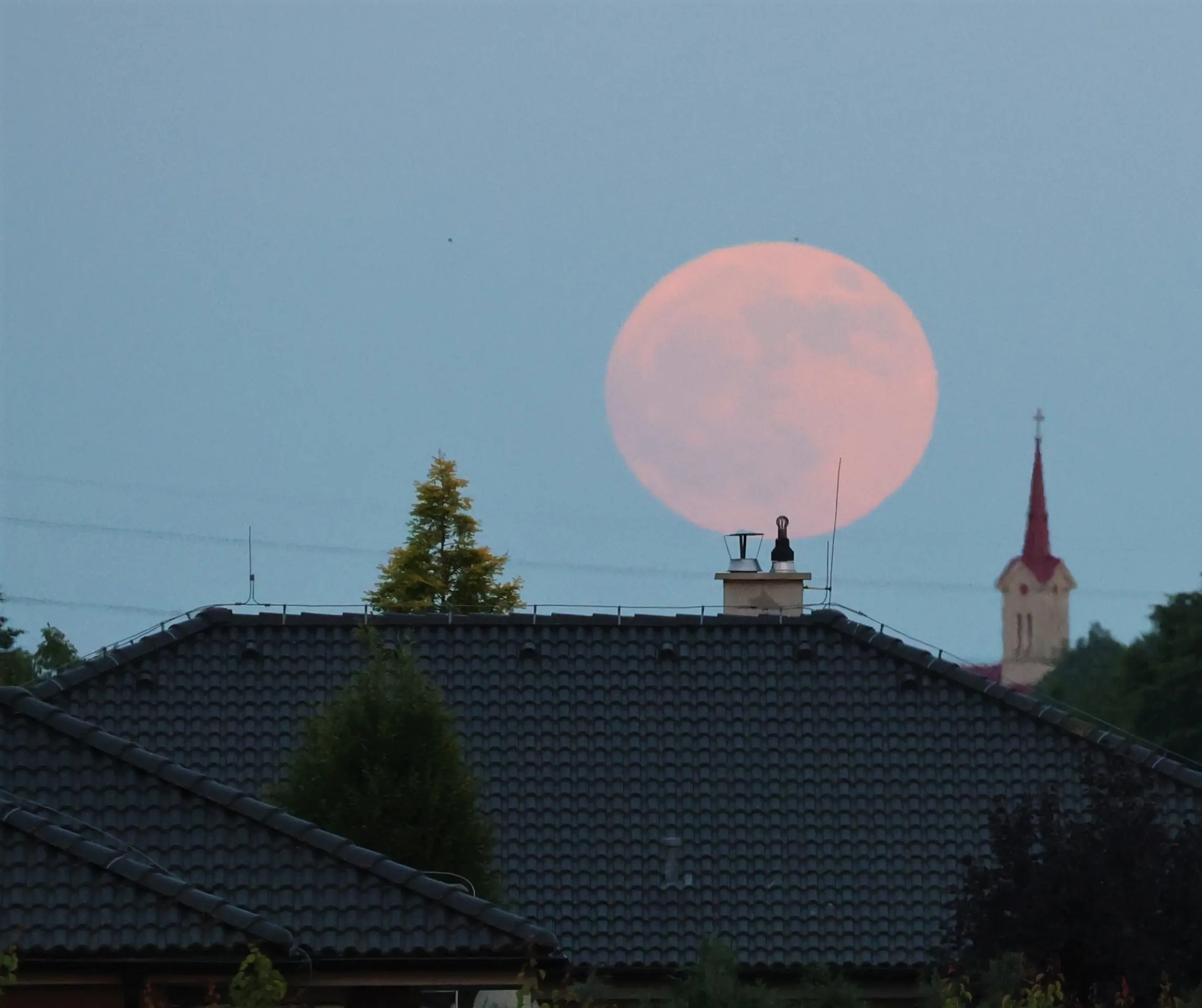 "Jahodový" spln nad dedinou.
