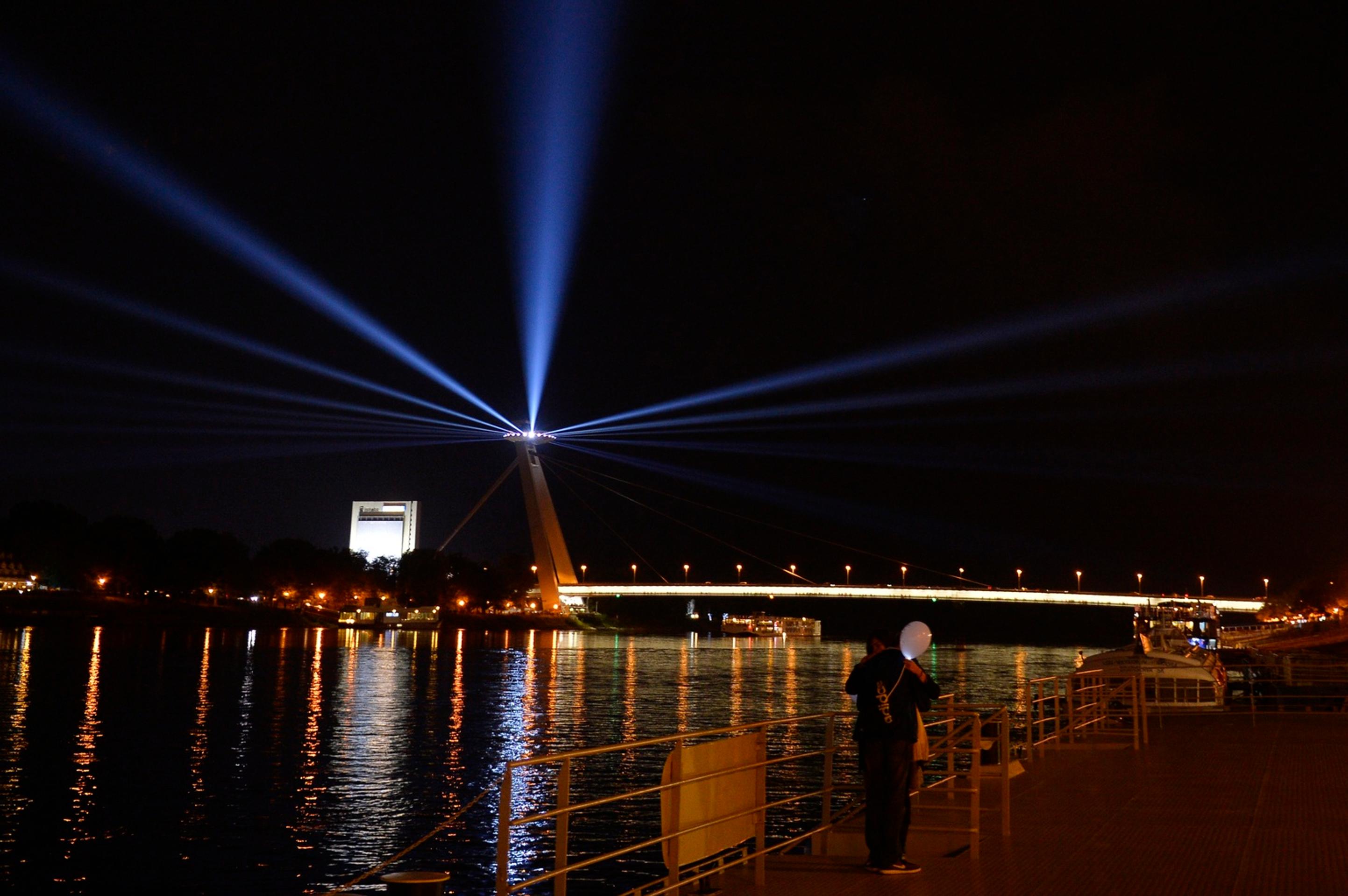 Svetelná inštalácia Maják - na moste SNP.