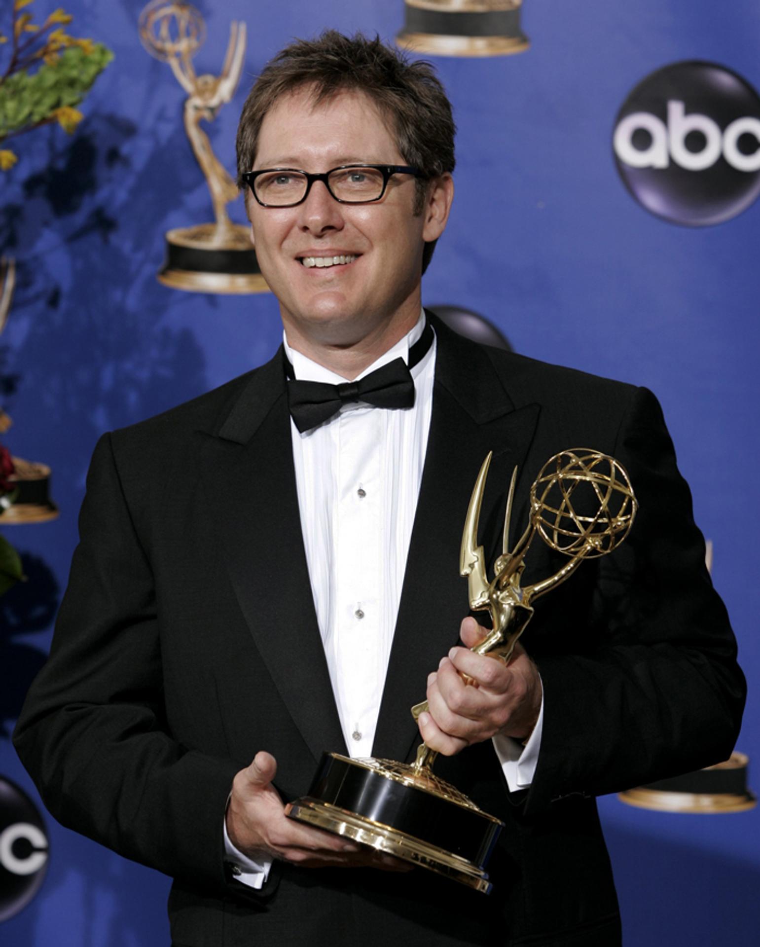 James Spader na archívnej snímke z 19. septembra 2004 pózuje s televíznou cenou Emmy.