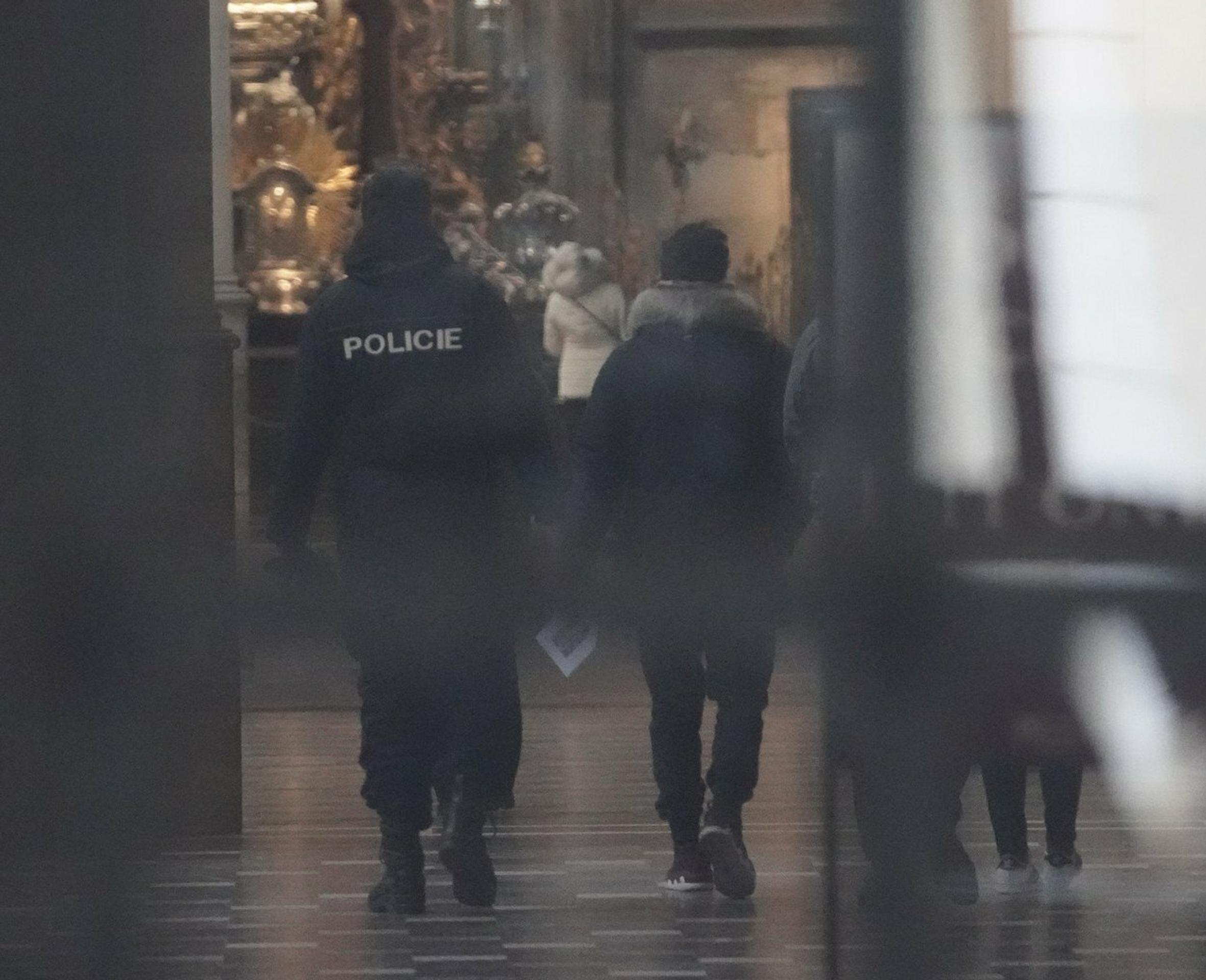 V Katredále svätého Víta hviezdy sprevádzali policajti. 