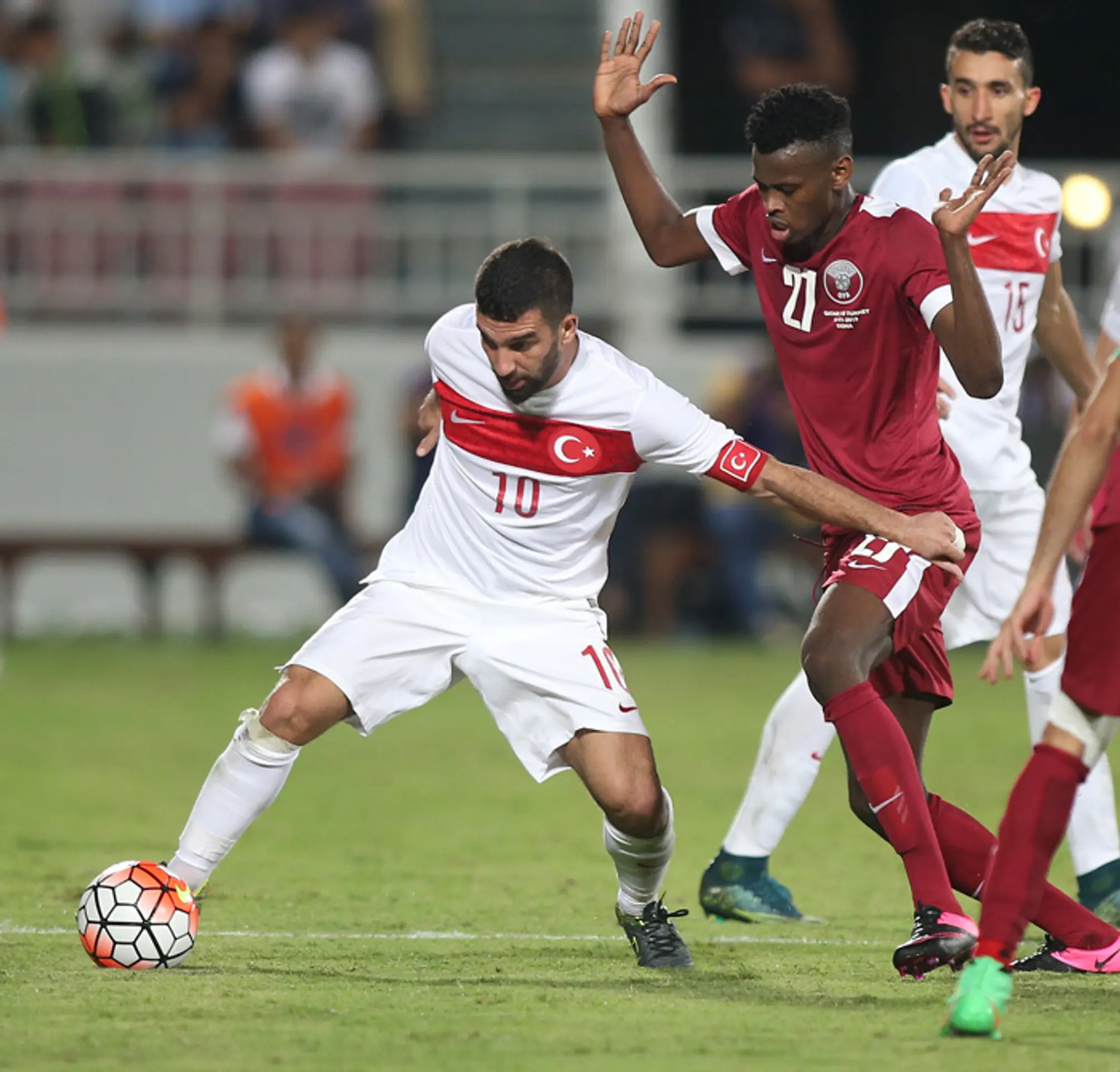 Katarský hráč Mohammed Muntari (vpravo) a turecký hráč Arda Turan v prípravnom zápase.