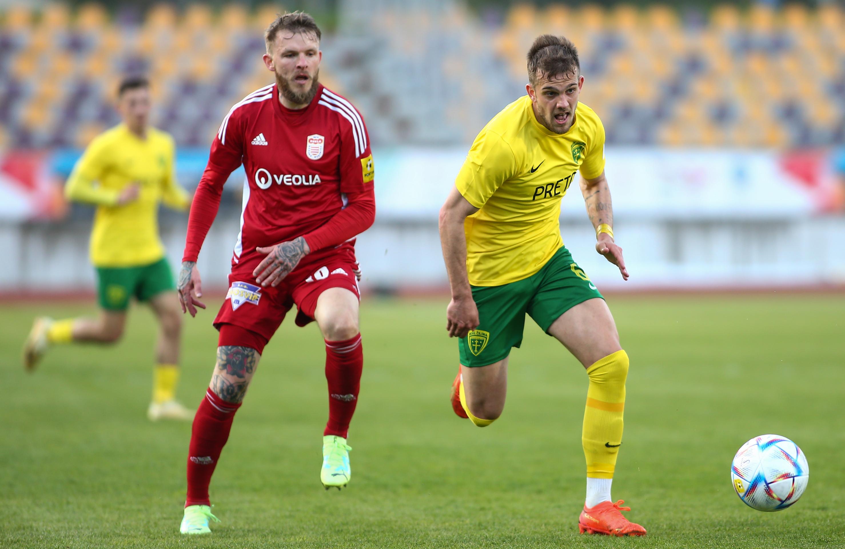 Sprava Matúš Rusnák (Žilina) a Branislav Ľupták (Banská Bystrica) v zápase 7. kola skupiny o titul vo Fortuna lige.