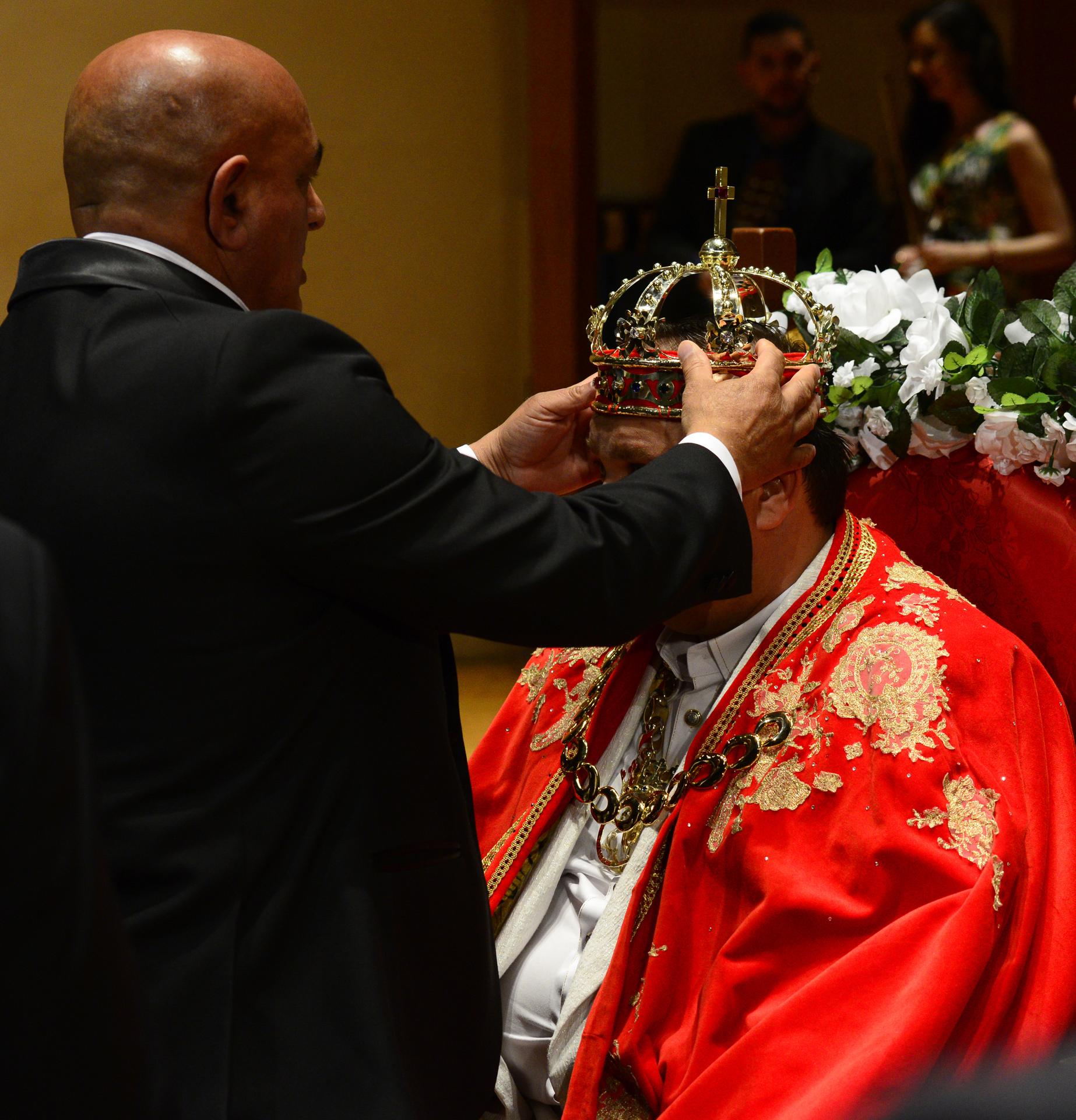 Rómsky kráľ Róbert Botoš pri korunovácii v roku 2014