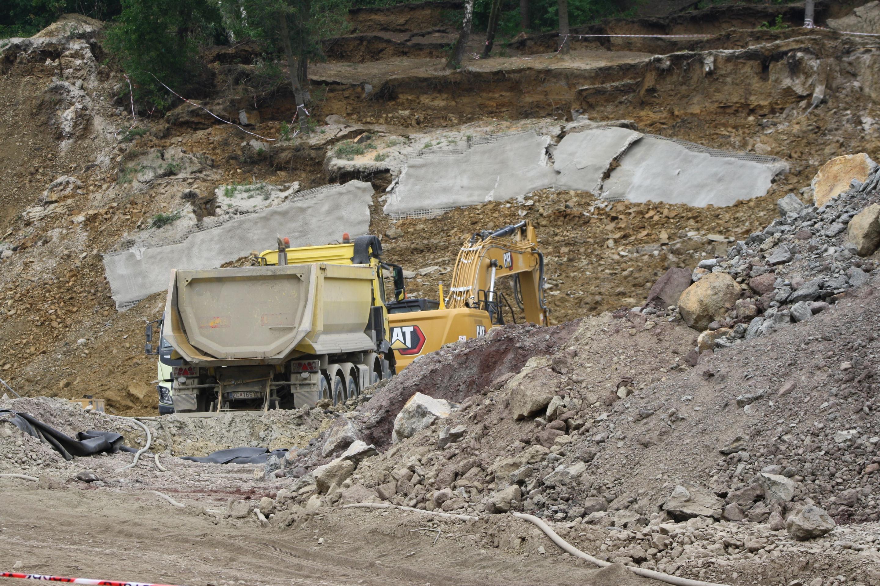 Na snímke zosuv pôdy na stavbe obchodného centra na Ulici Okružná v meste Handlová.