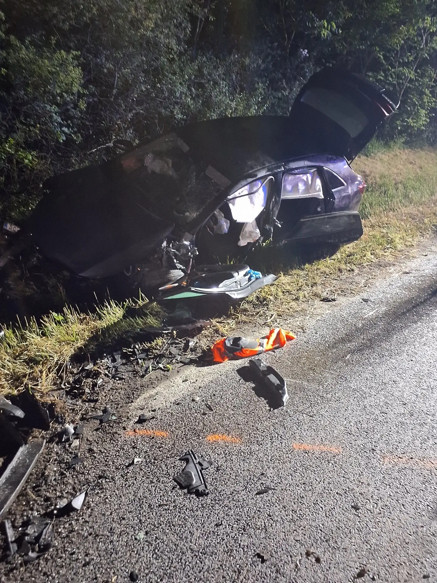 Auto skončilo po náraze mimo cesty.
