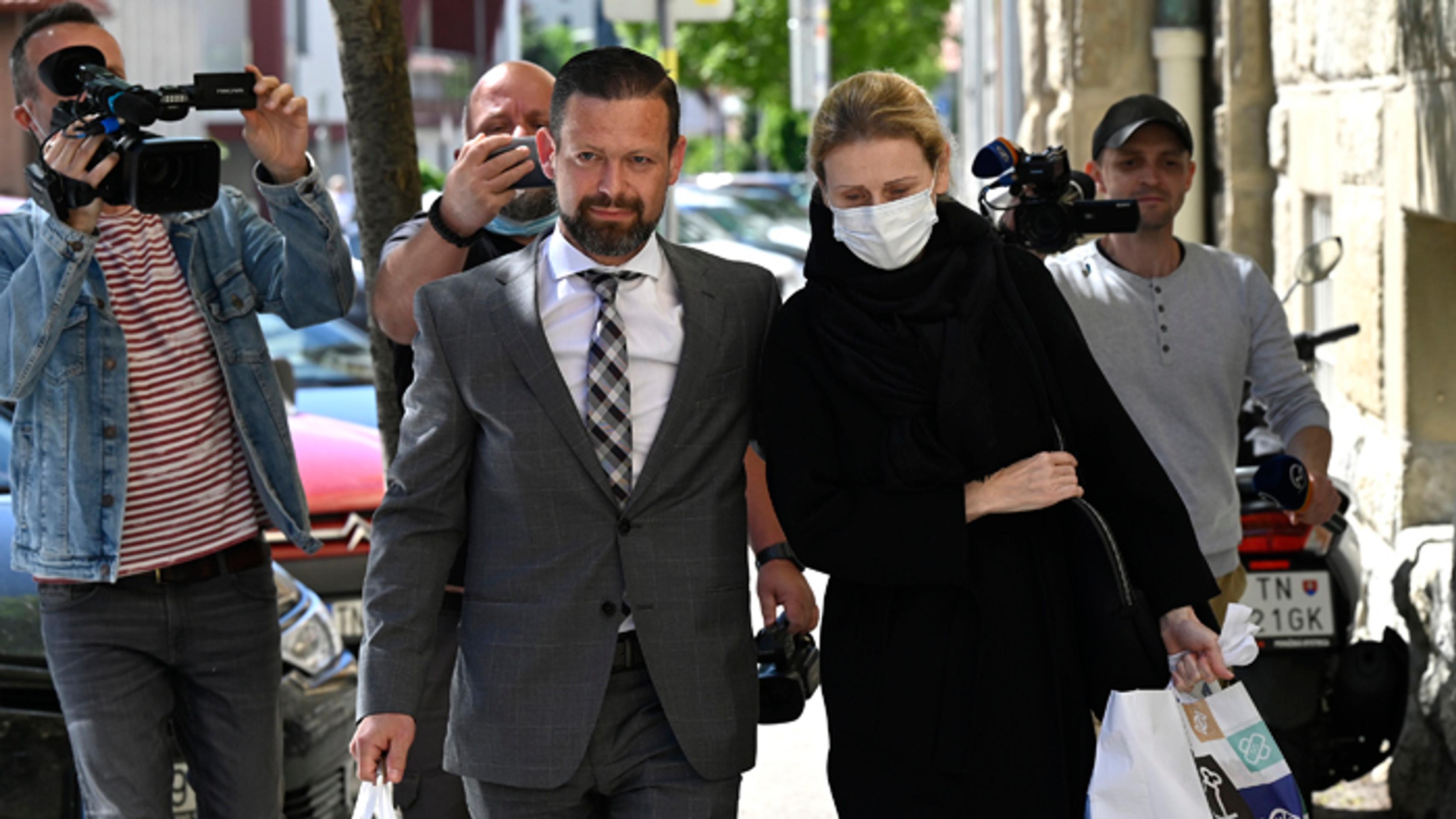 Obhajca Peter Erdös s klientkou Monikou Jankovskou.