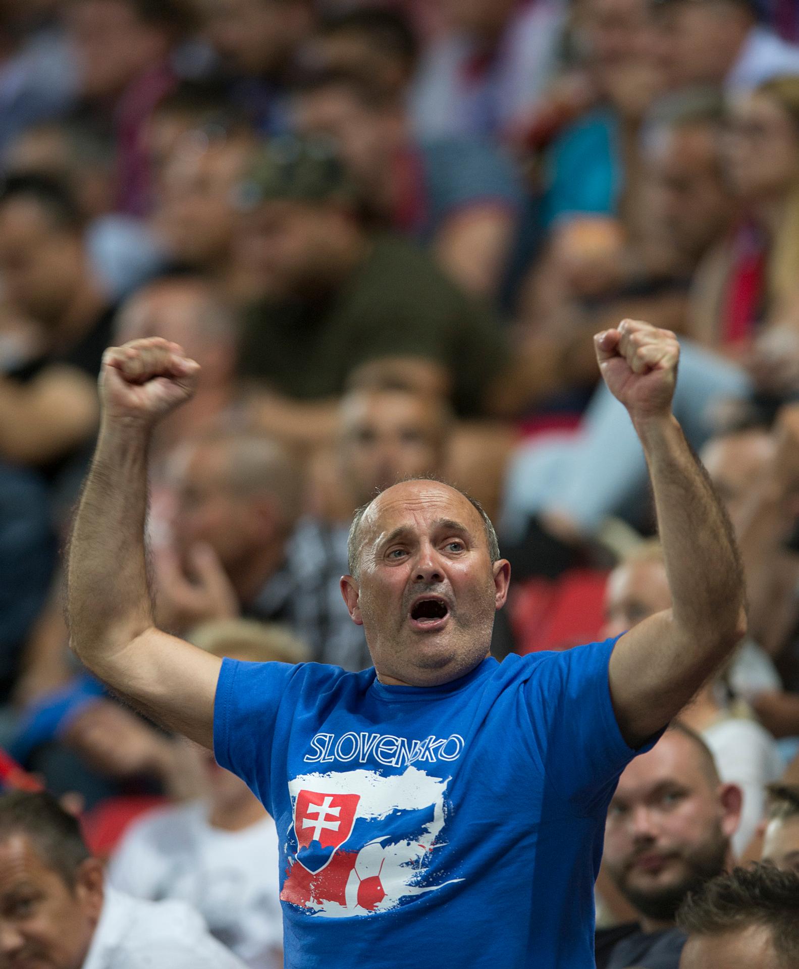 Slovenský fanúšik počas zápasu s Anglickom v kvalifikácii MS 2018.