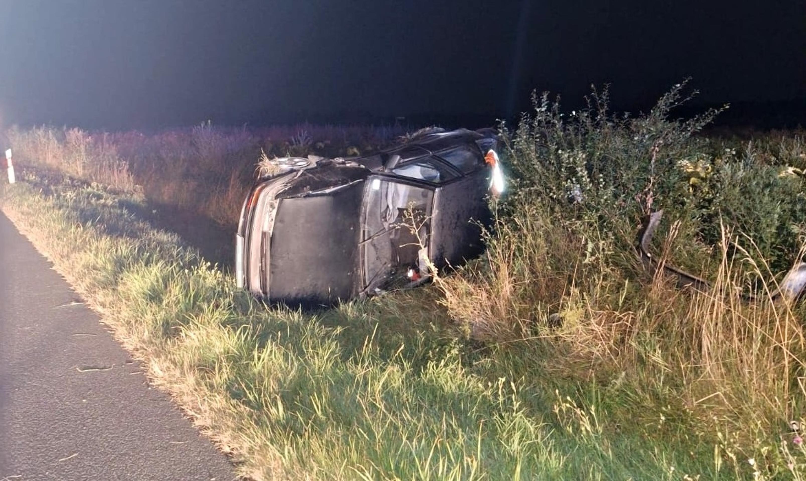 Auto skončilo prevrátené na boku.