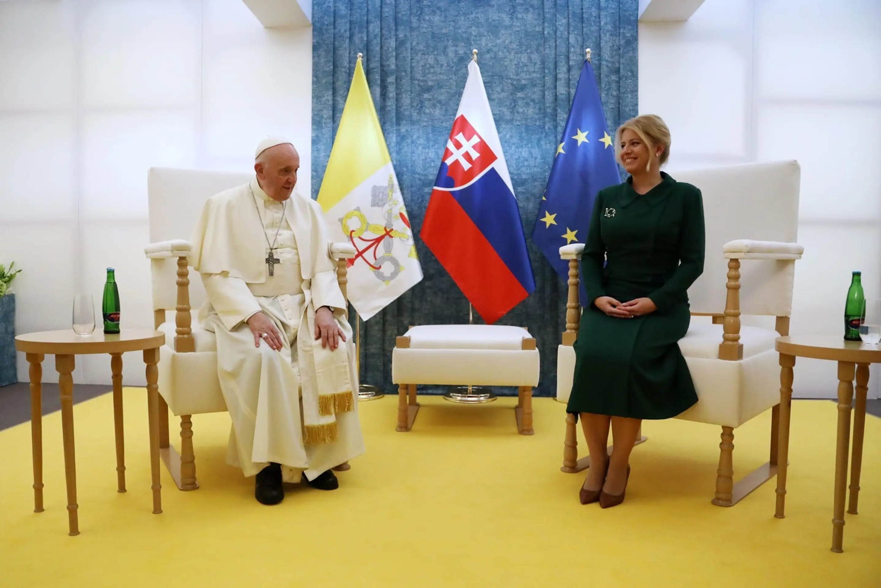 Papež a prezidentka Zuzana Čaputová v salóniku.