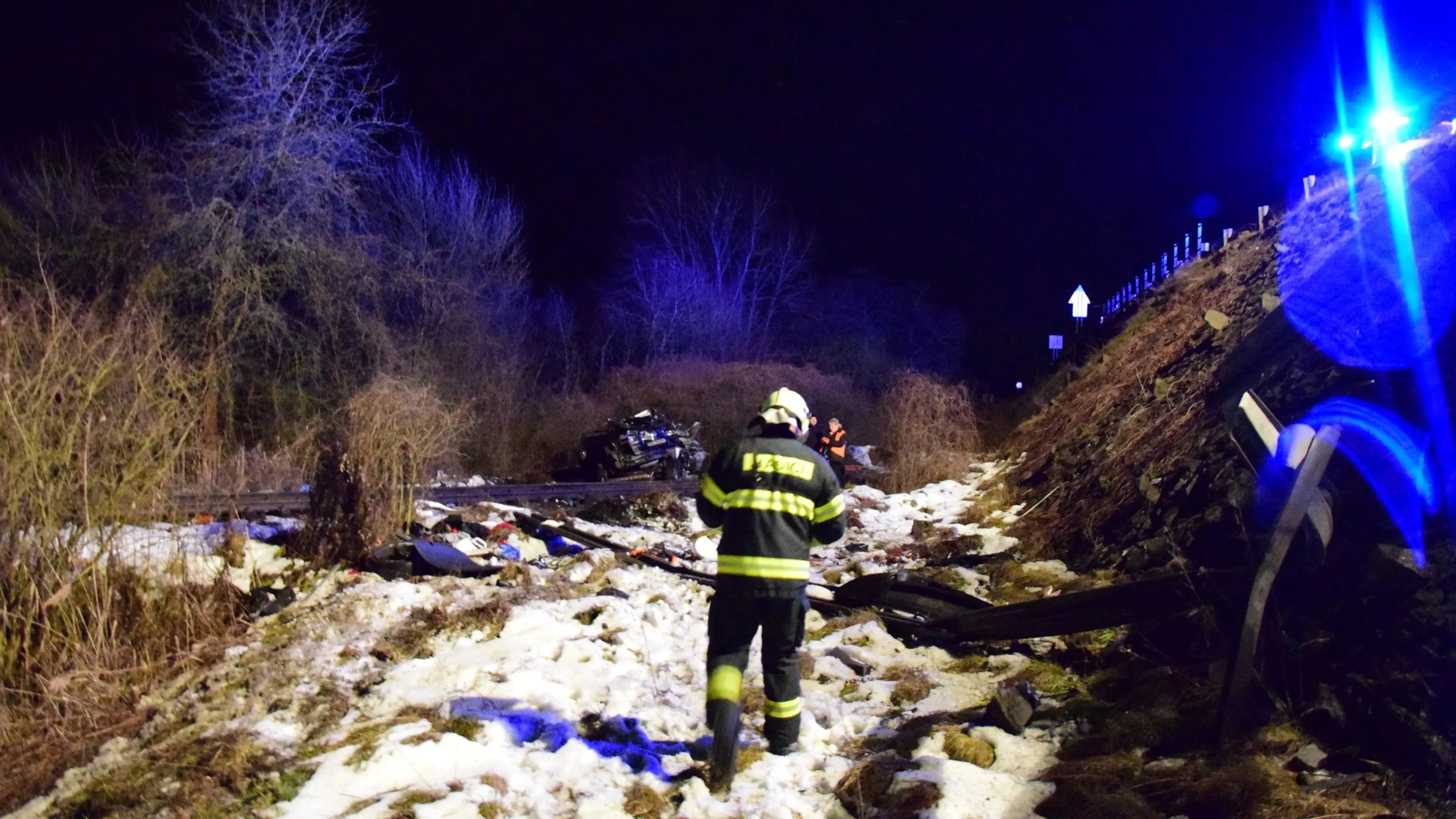 Po nehode sa auto ocitlo na koľajniciach, chvíľu na to ho prebúral vlak