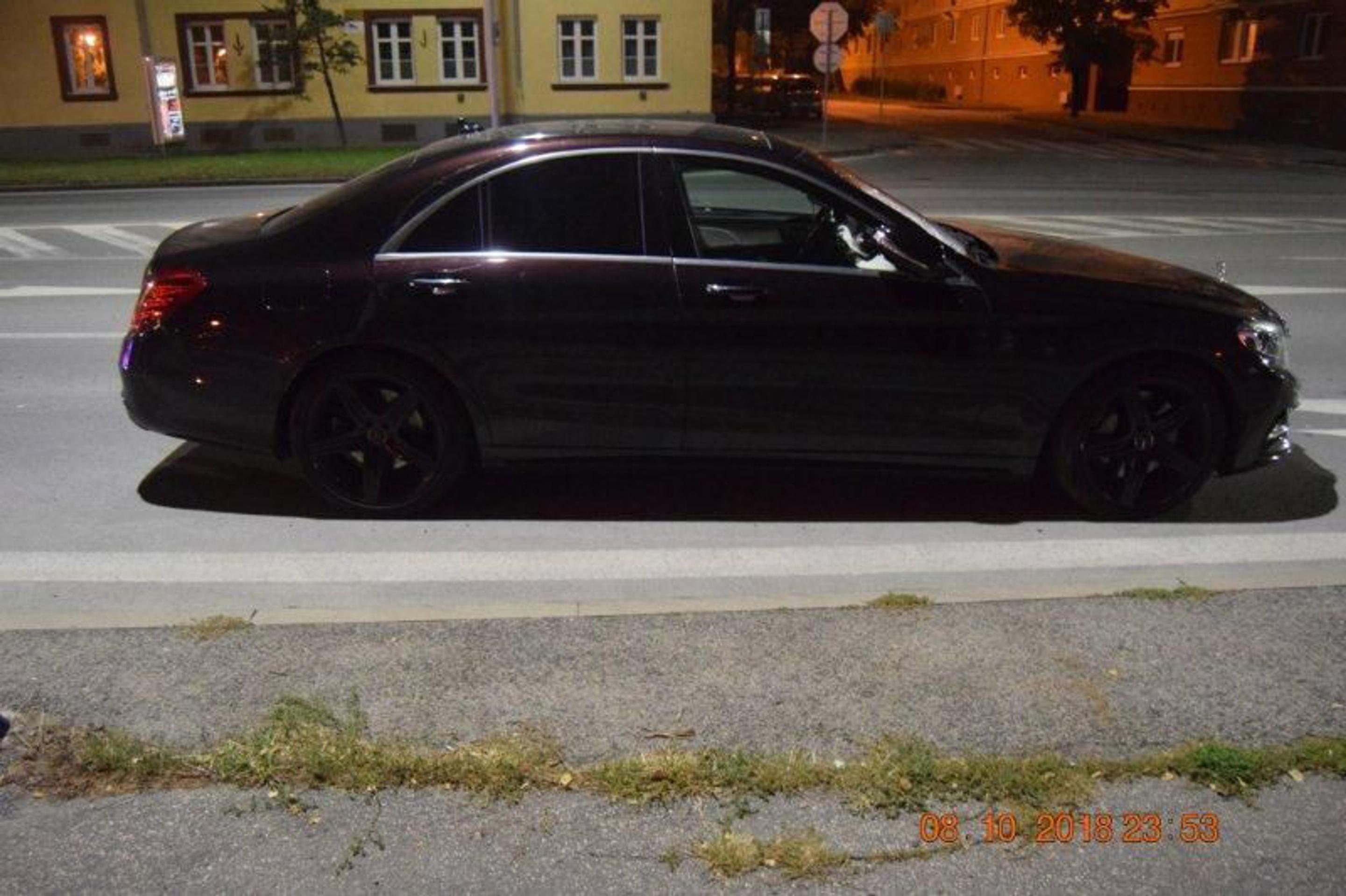 Mercedes S350, ktorý v Nitre na priechode pre chodcov zrazil 27-ročnú chodkyňu.