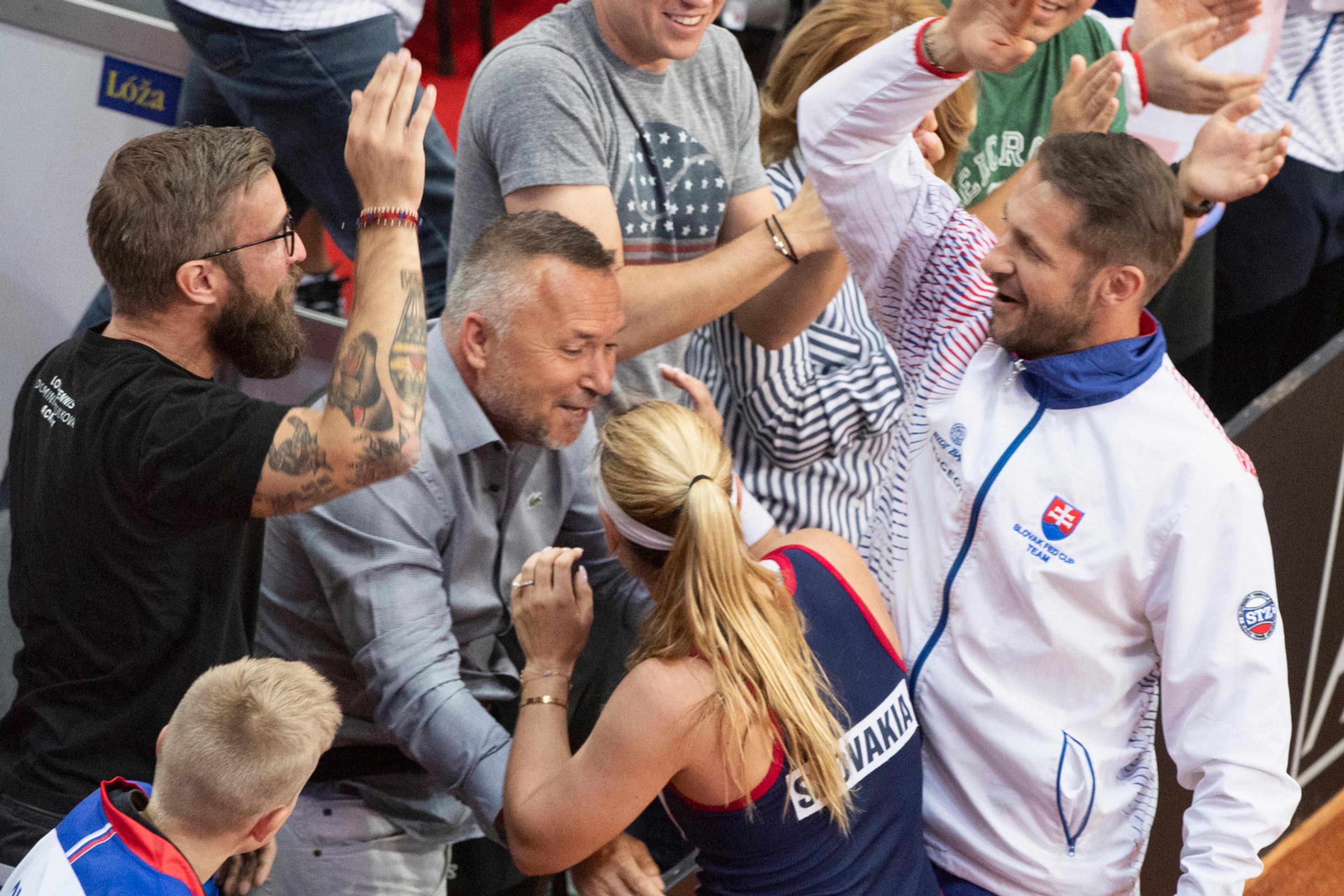 Dominika Cibulková (uprostred dole) prijíma gratulácie od manžela Michala Navaru (vľavo) a otca Milana Cibulku (uprostred v poza