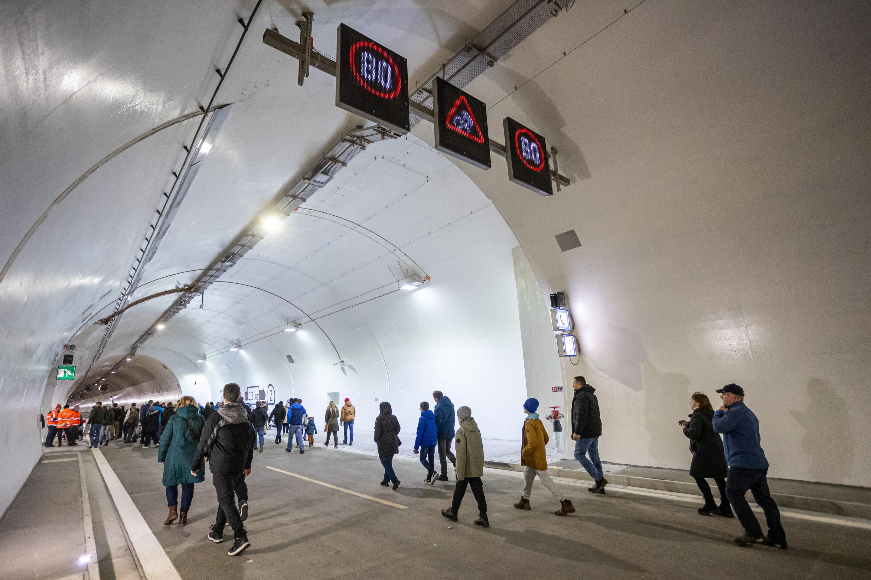 Ľudia prechádzajú tunelom Višňové počas podujatia Deň otvoreného tunela Višňové.
