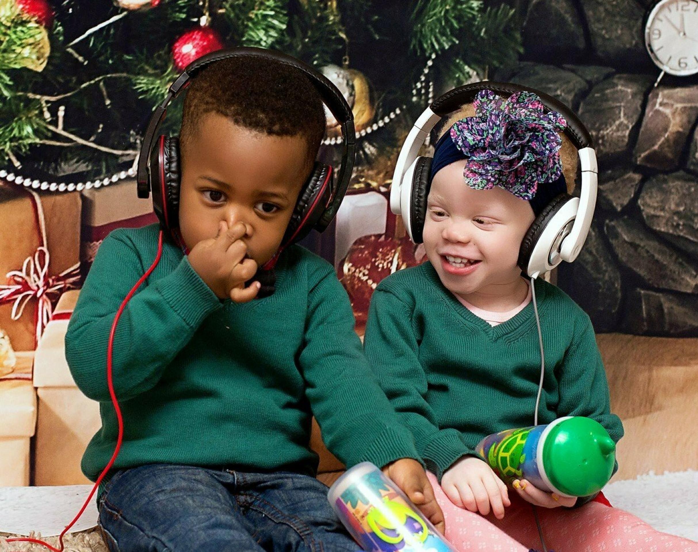 Policajti a záchranári po streľbe na Obchodnej ulici.