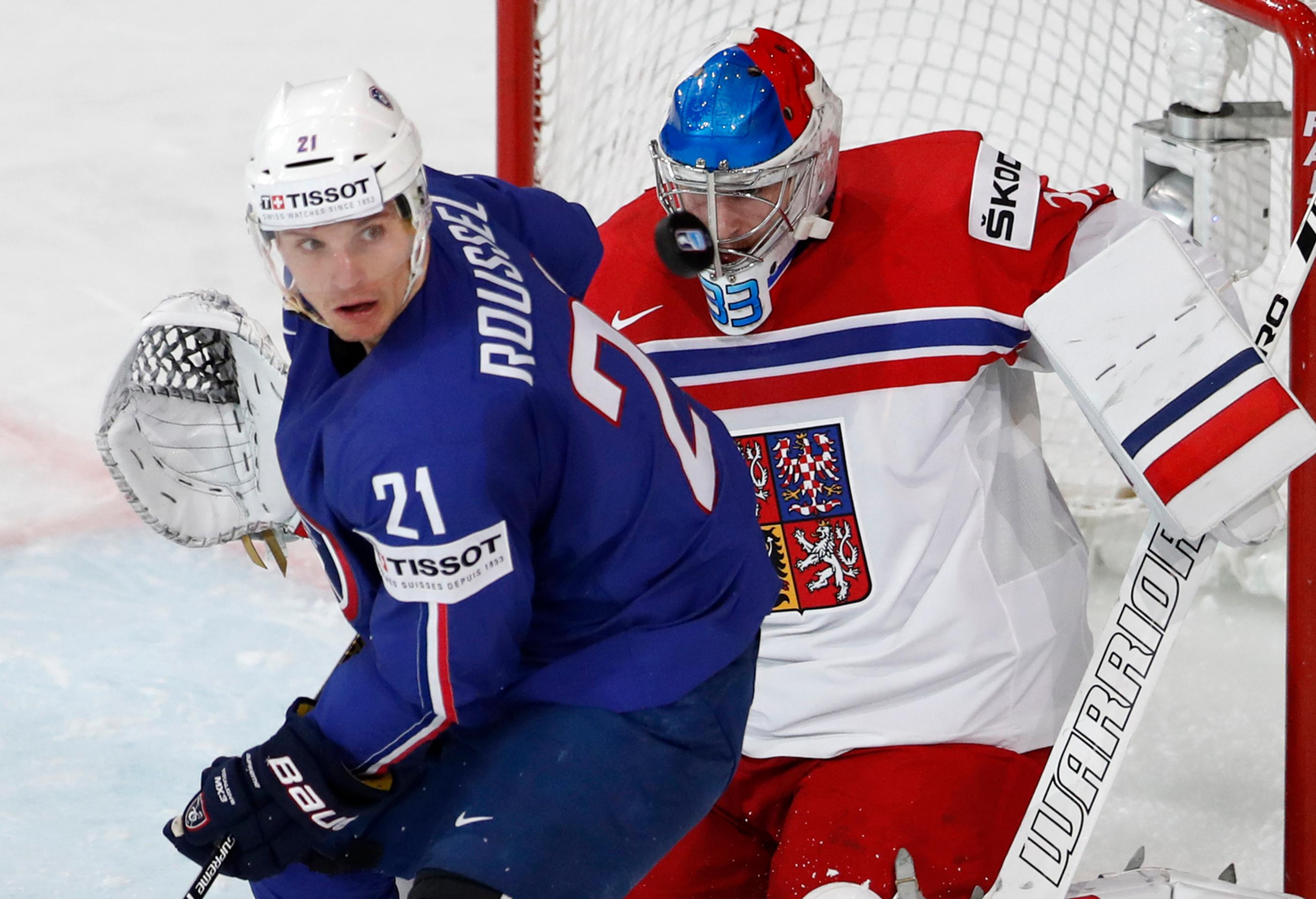 Český brankár Pavel Francouz vyráža strelu Francúza Antoinea Roussela.