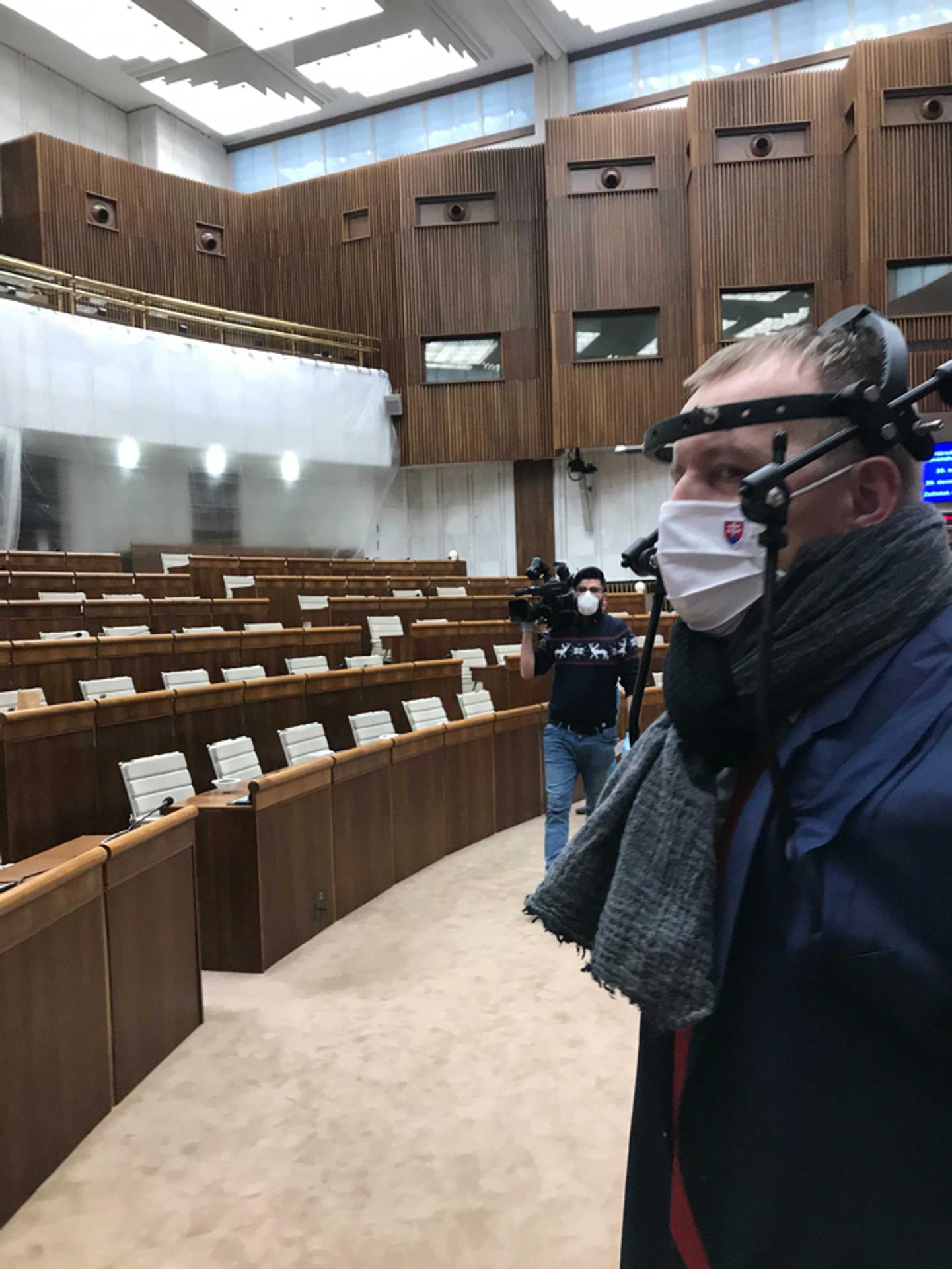 Záber na mimoriadnu schôdzu parlamentu.