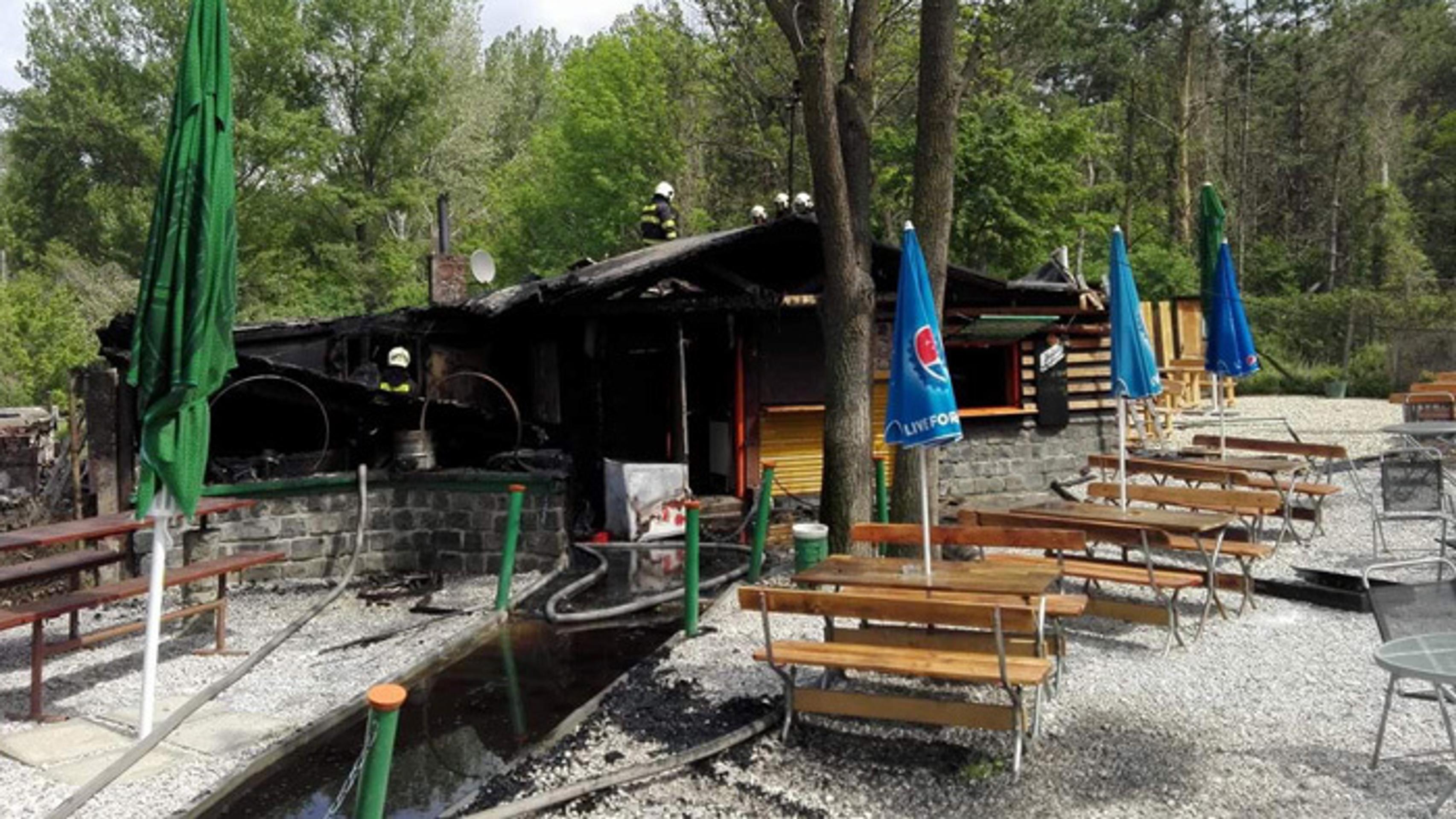 Zhorel známy bufet na podunajskej hrádzi.