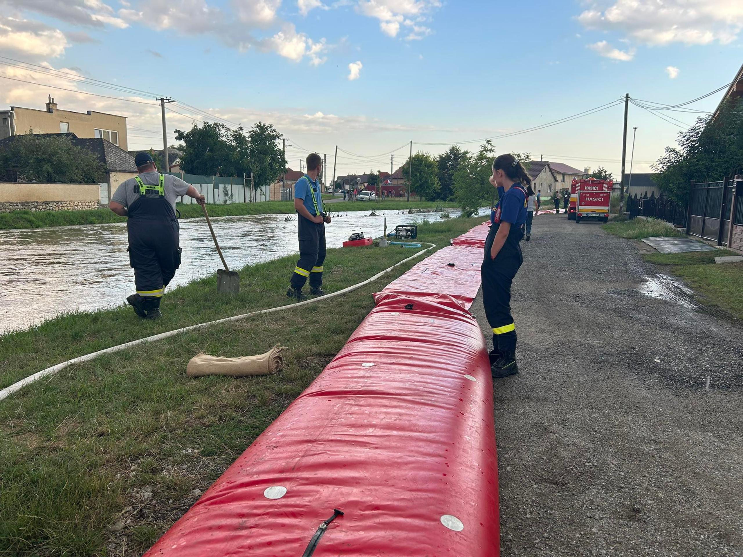 Pre stúpajúcu vodu potoka v obci stavali protipovodňové bariéry. Zdroj: Lukáš Macák
