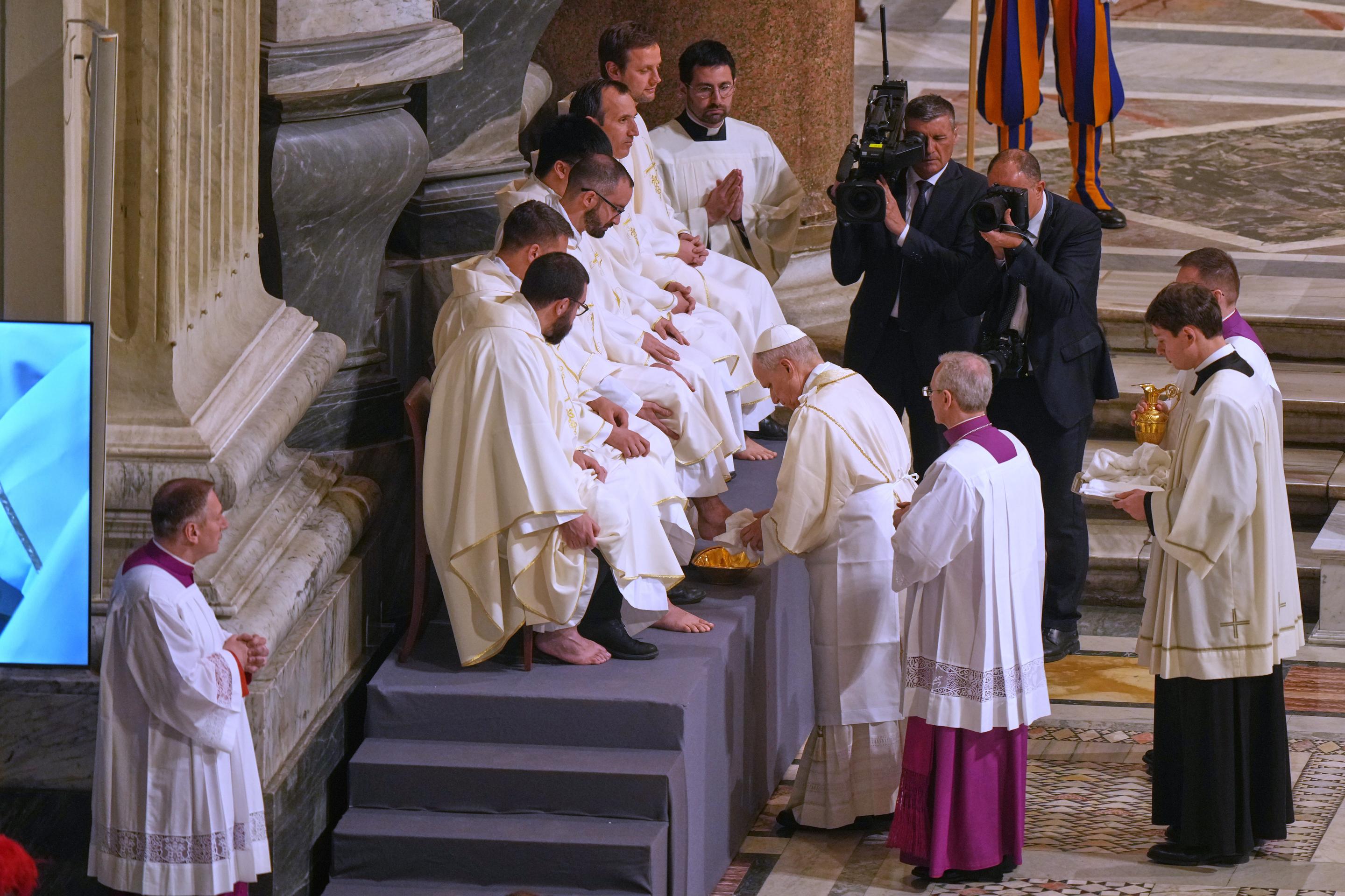 Pápež umyl nohy 12 kňazom