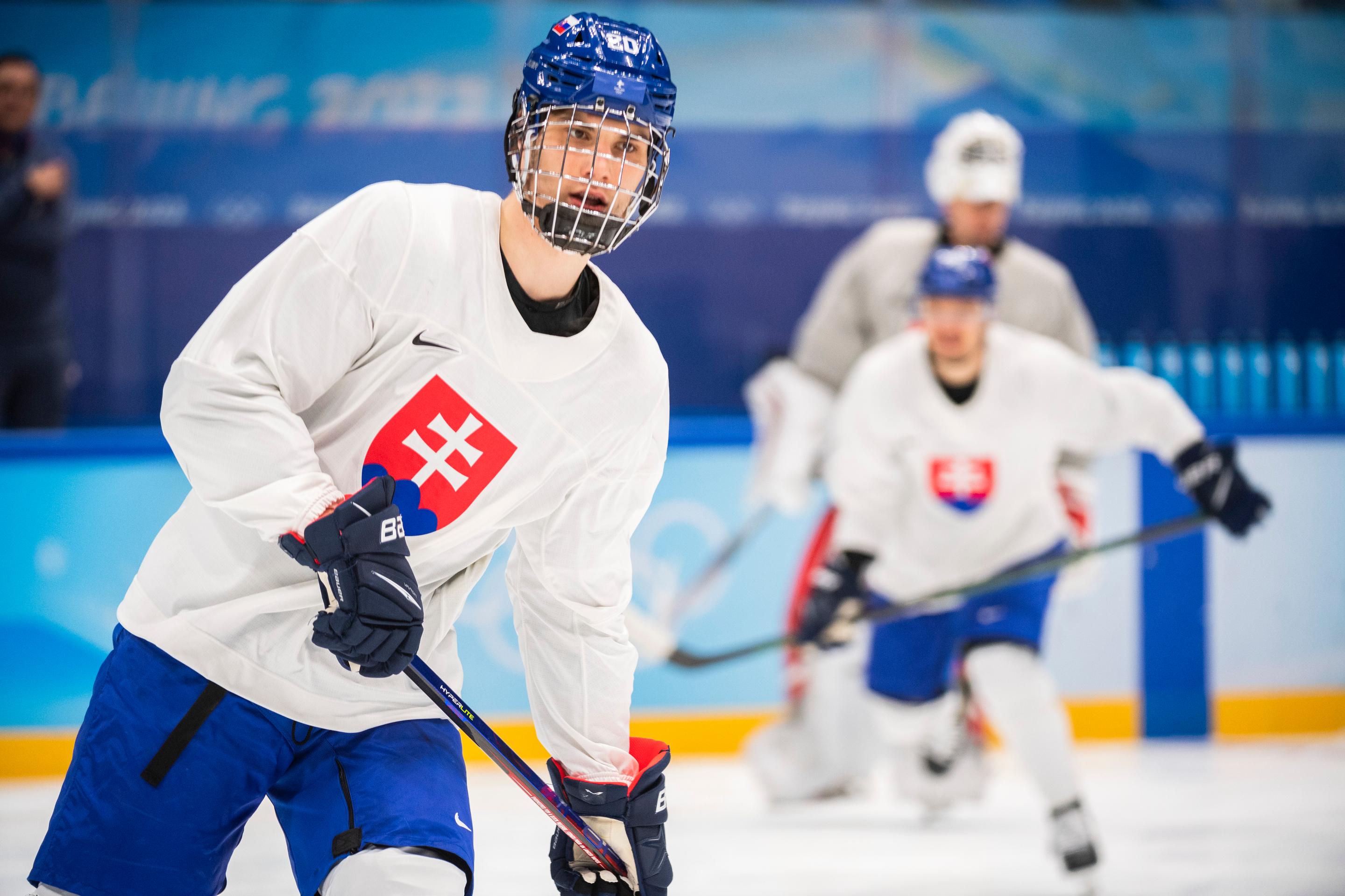 Juraj Slafkovský počas tréningu pred semifinále ZOH 2022.