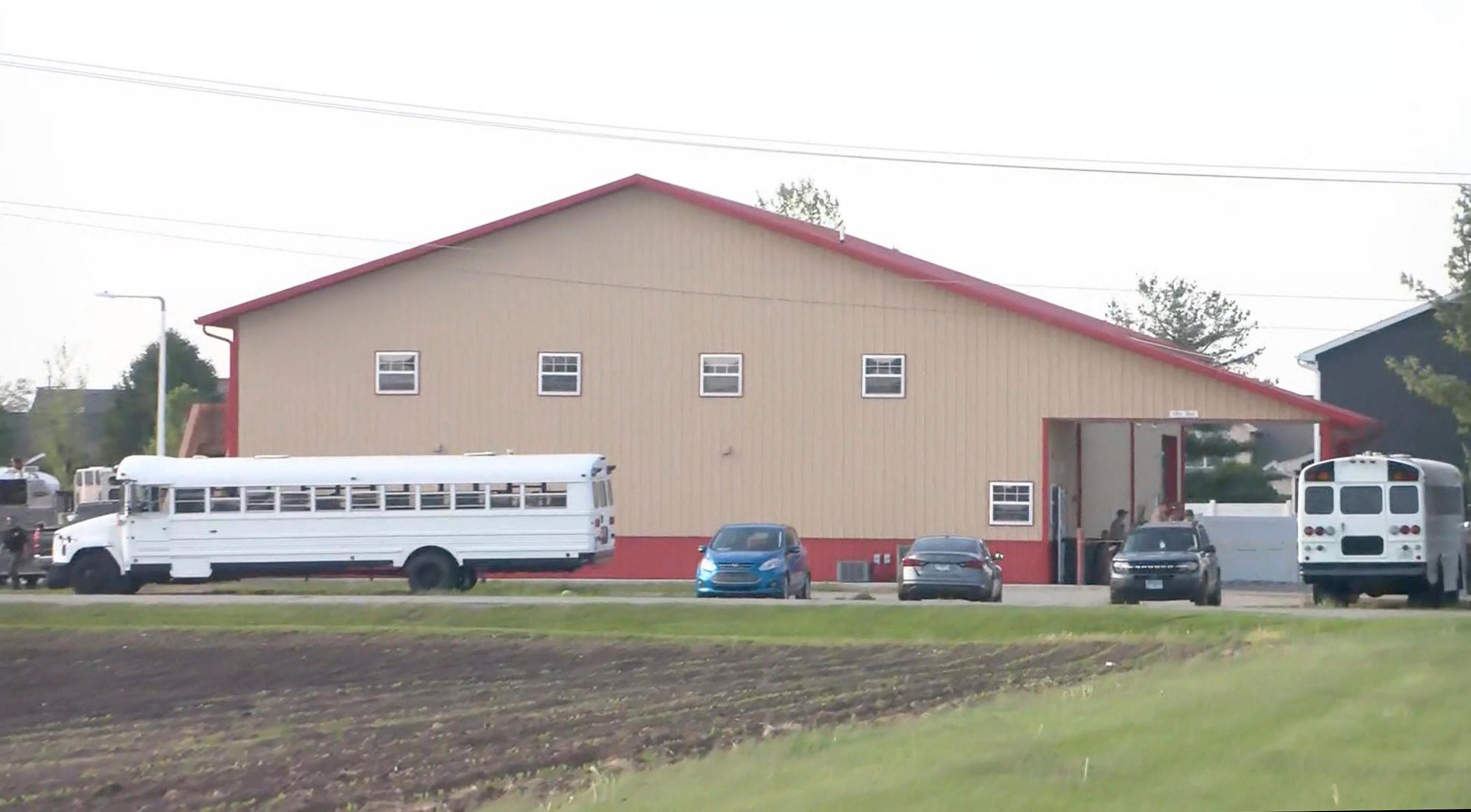 Vodič prešiel autom budovou školskej družiny v mestečku Chatham v americkom štáte Illinois.