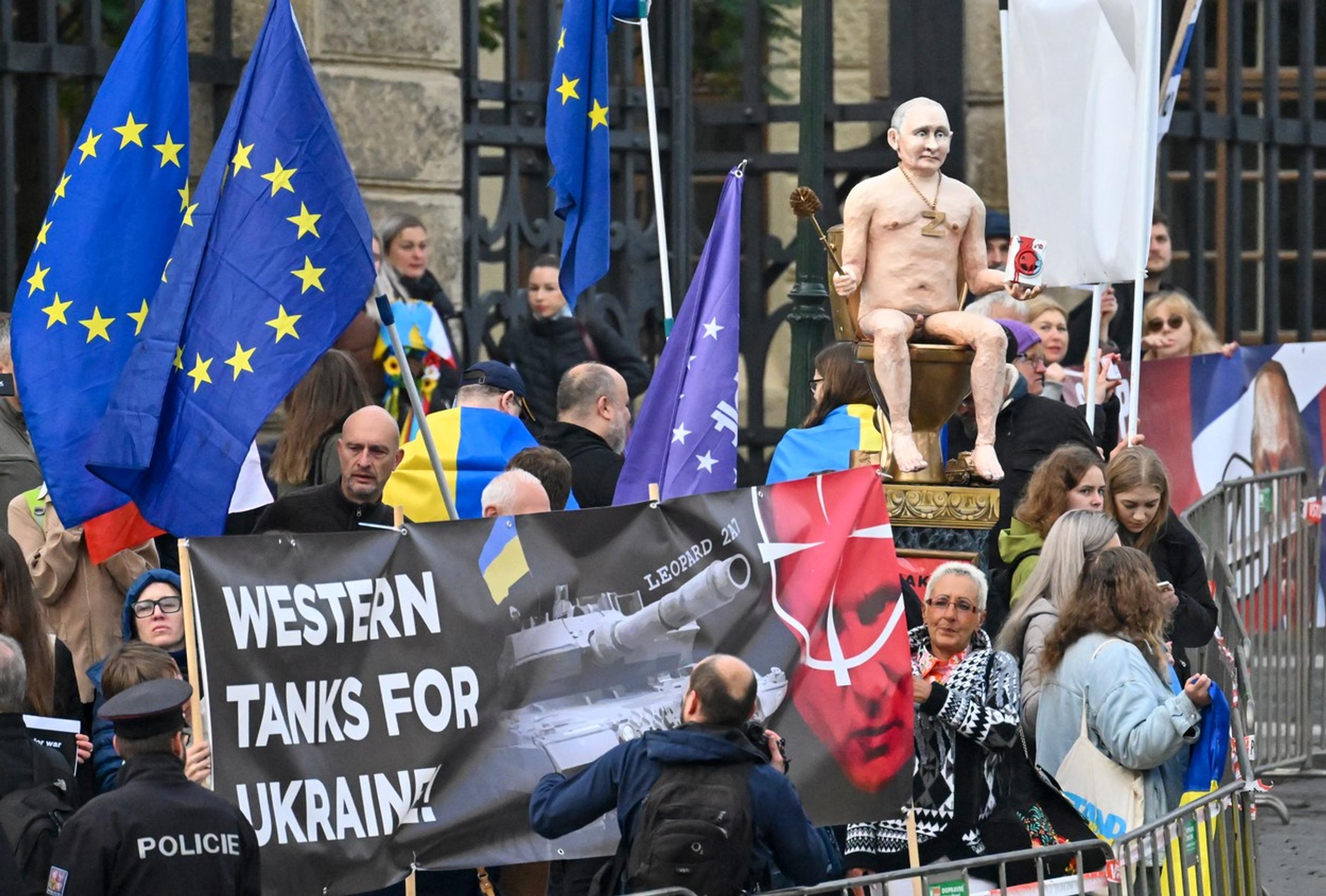 Karikatúra Vladimira Putina na Hradčanskom námestí v Prahe. 