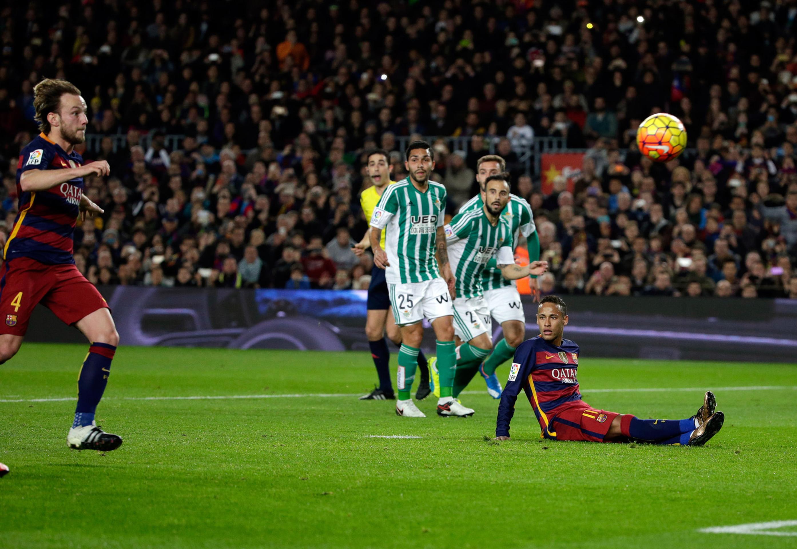  Futbalista FC Barcelony Neymar sedí na trávniku po nepremenenej penalte.