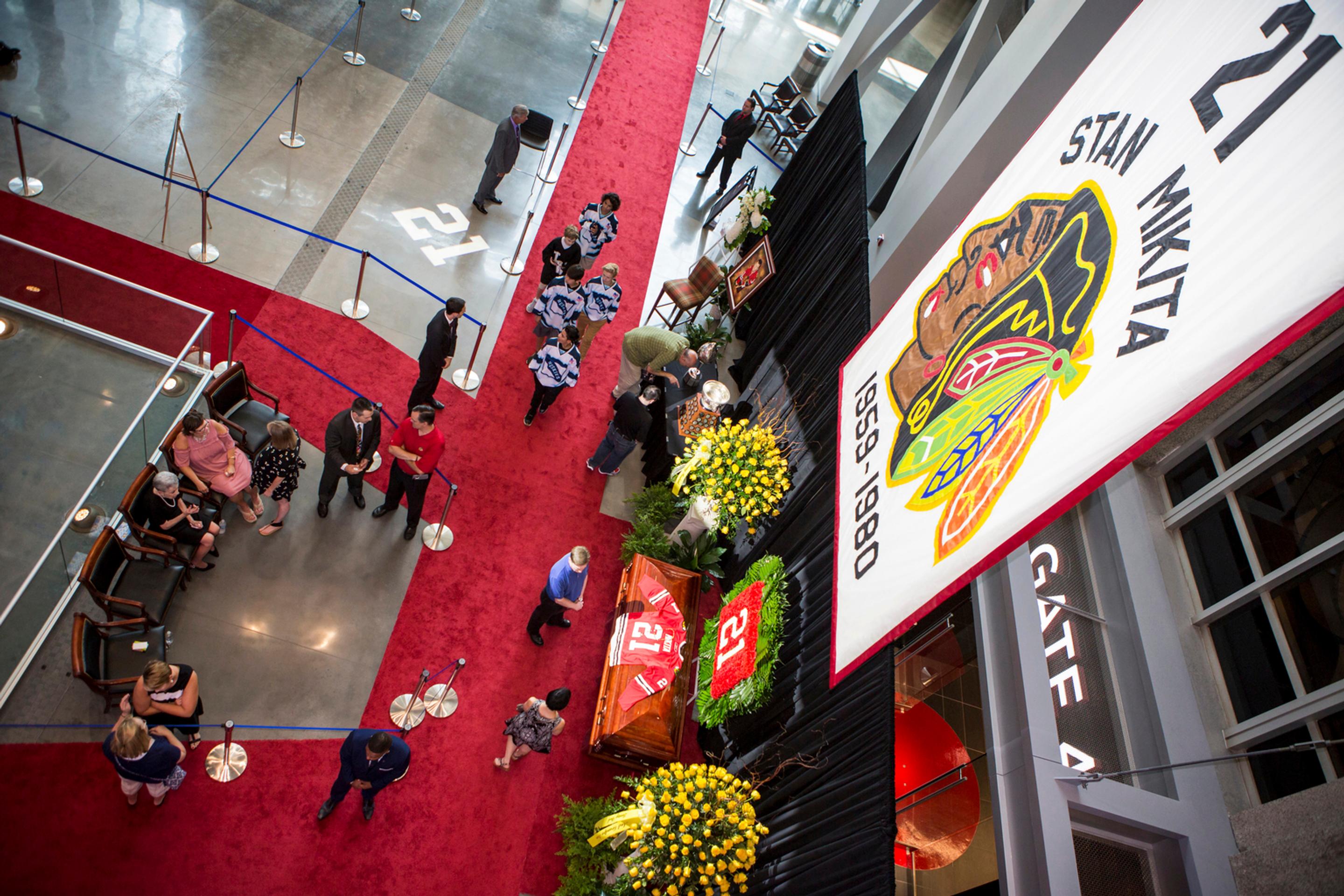 Pietne miesto v útrobách štadióna United Centre v Chicagu počas rozlúčky so Stanom Mikitom.