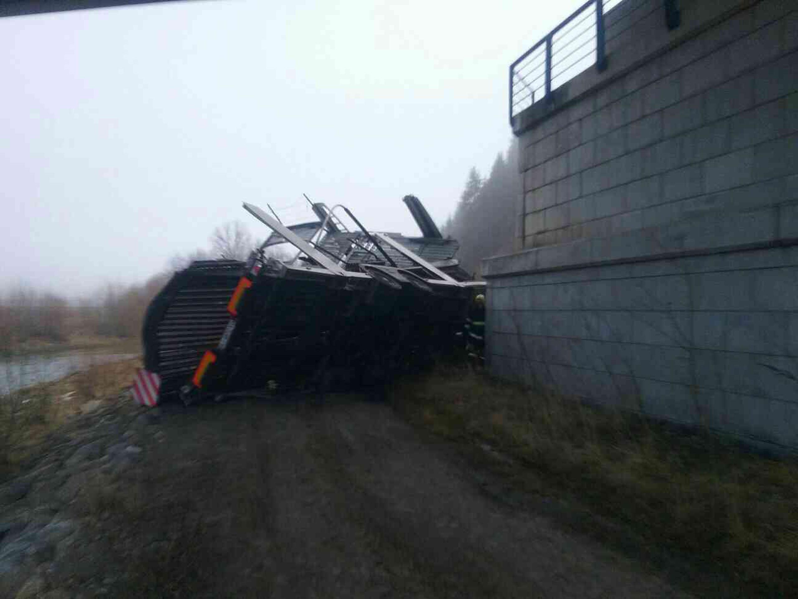 Kamiónn spadol z mosta.
