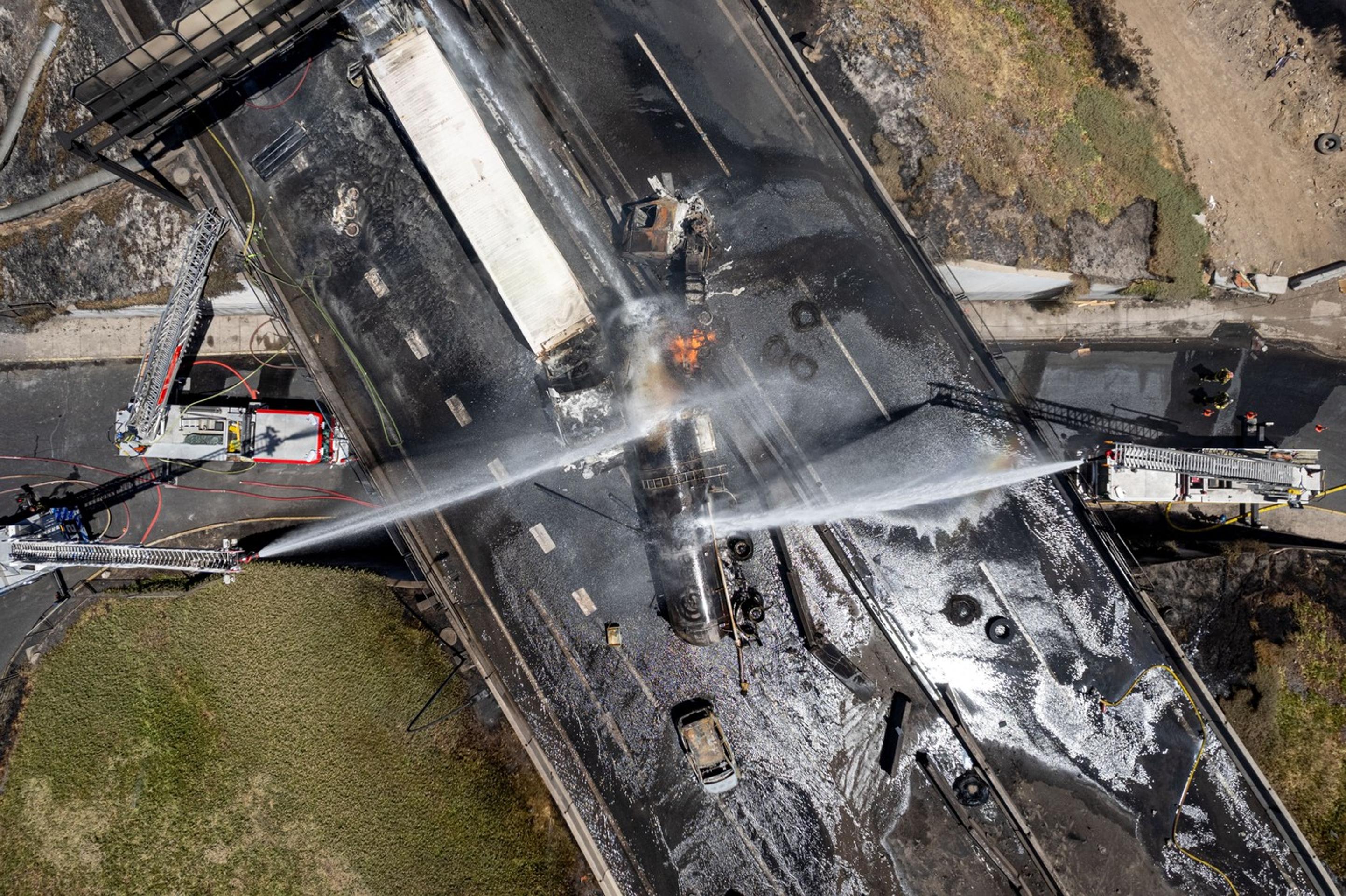 Hasiči zasahujú na mieste výbuchu cisternového vozidla.