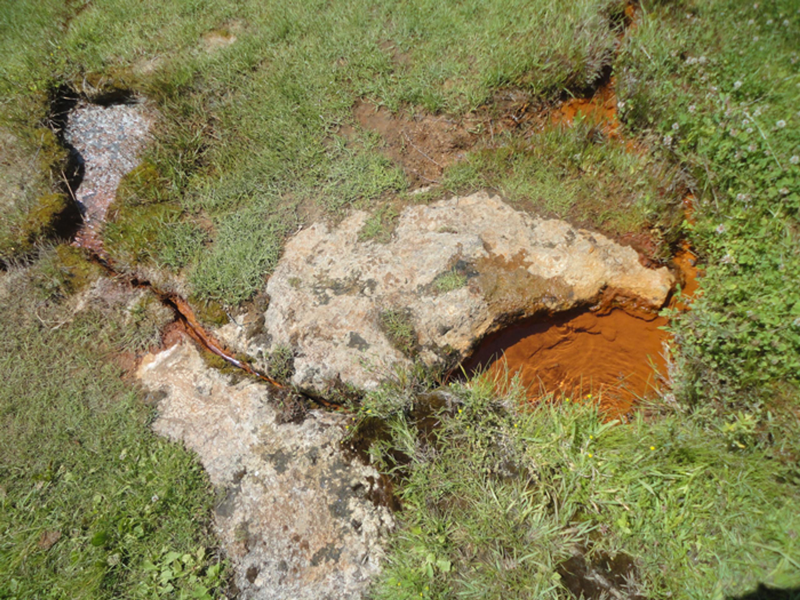 Pohľad na Mičinský travertín, ktorý je národná prírodná pamiatka.