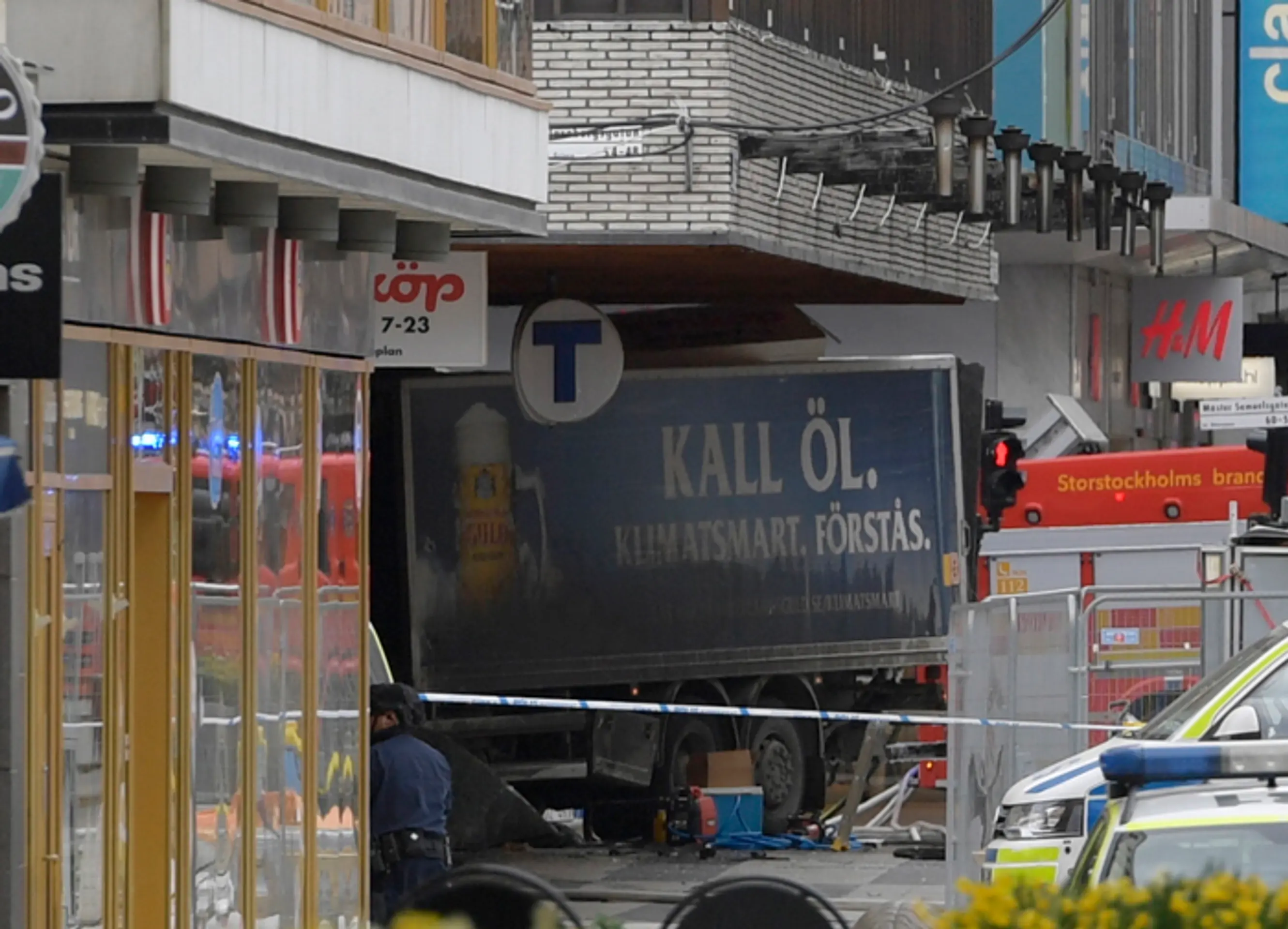 Auto po zrazení ľudí v centre Štokholmu narazilo do výkladu. 