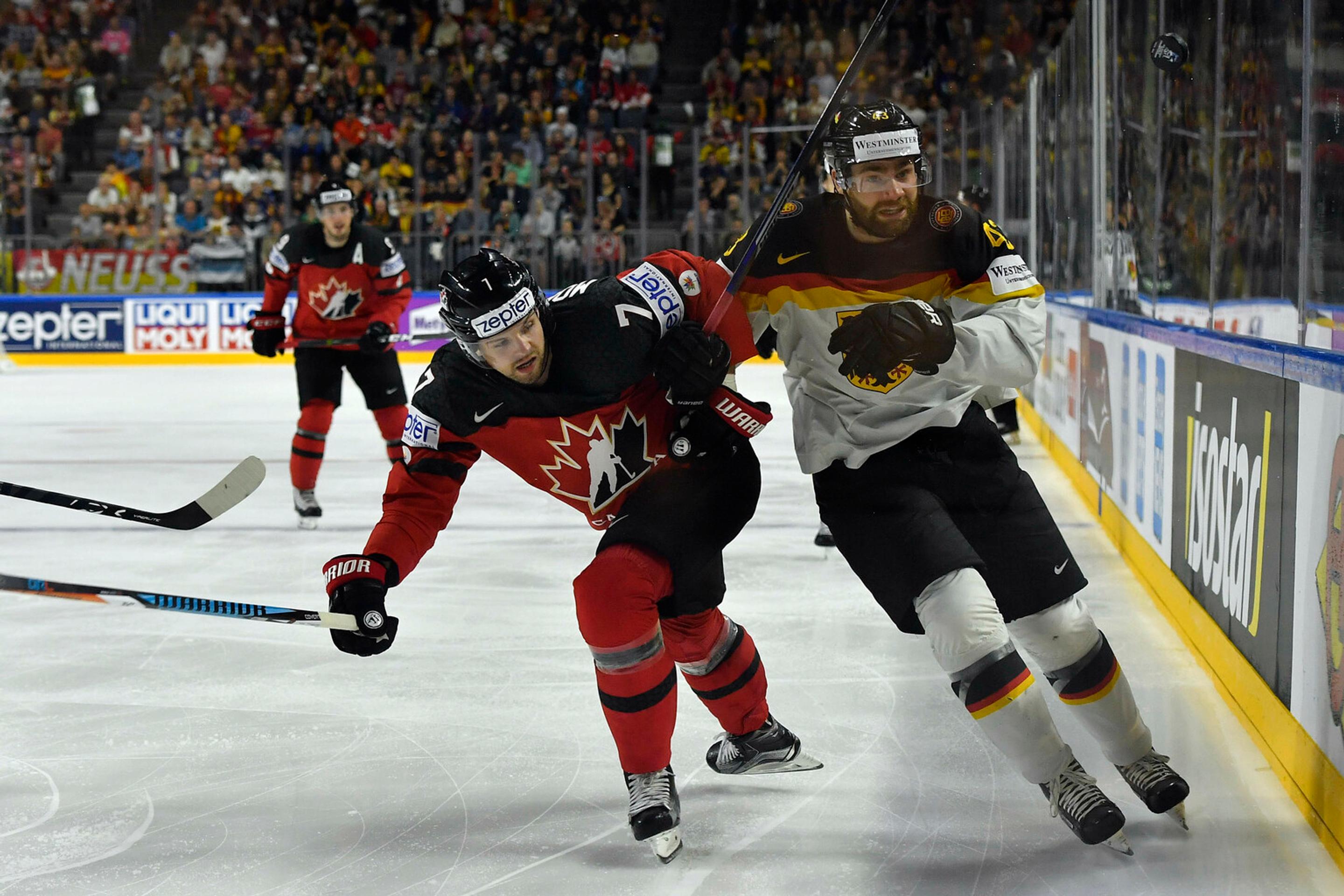 Josh Morrissey (vľavo) z Kanady atakuje Nemca Gerrita Fausera vo štvrťfinále MS 2017.