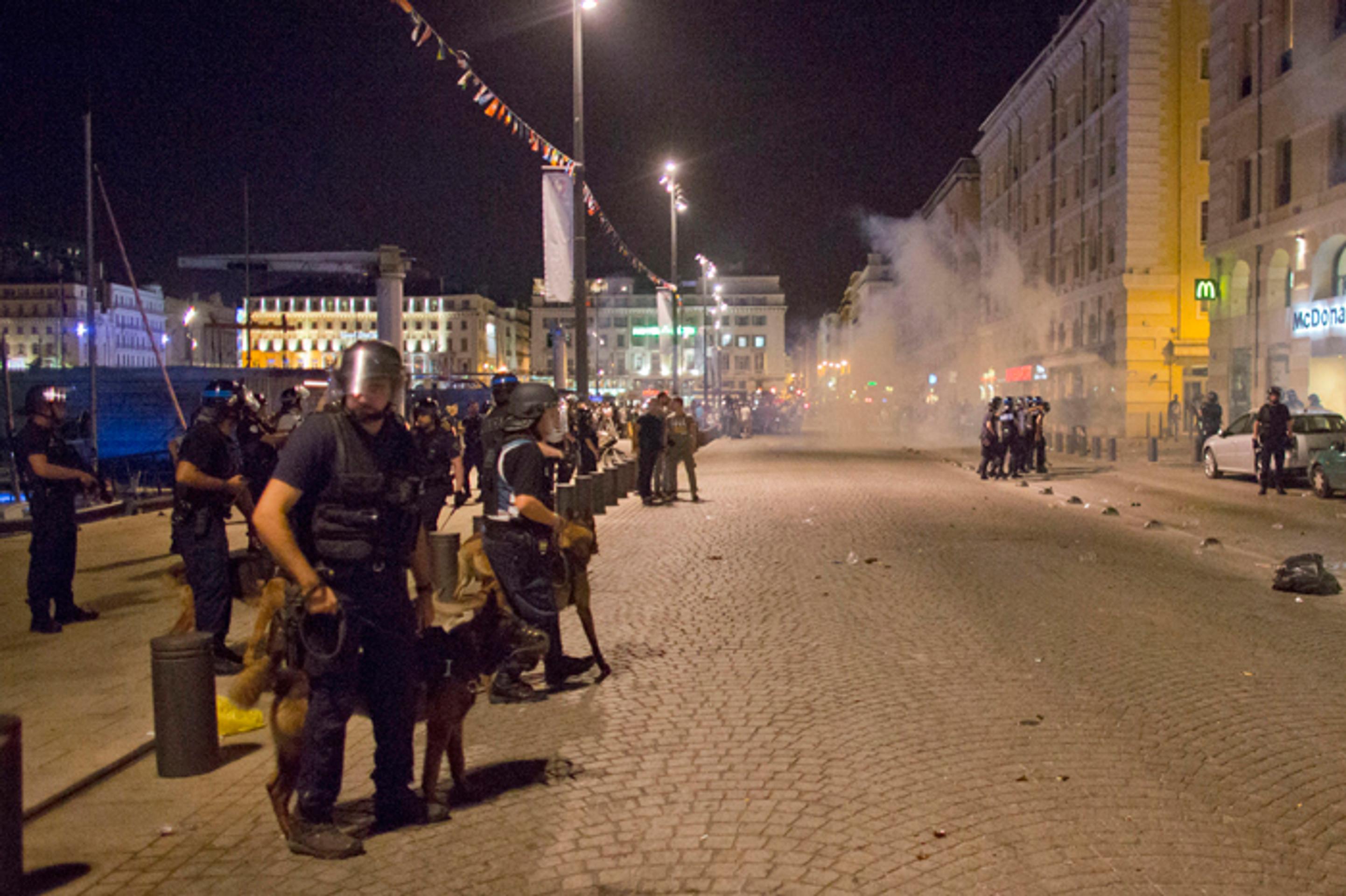 Francúzski policajti počas potýčky medzi anglickými fanúšikmi a Marseillelčanmi.