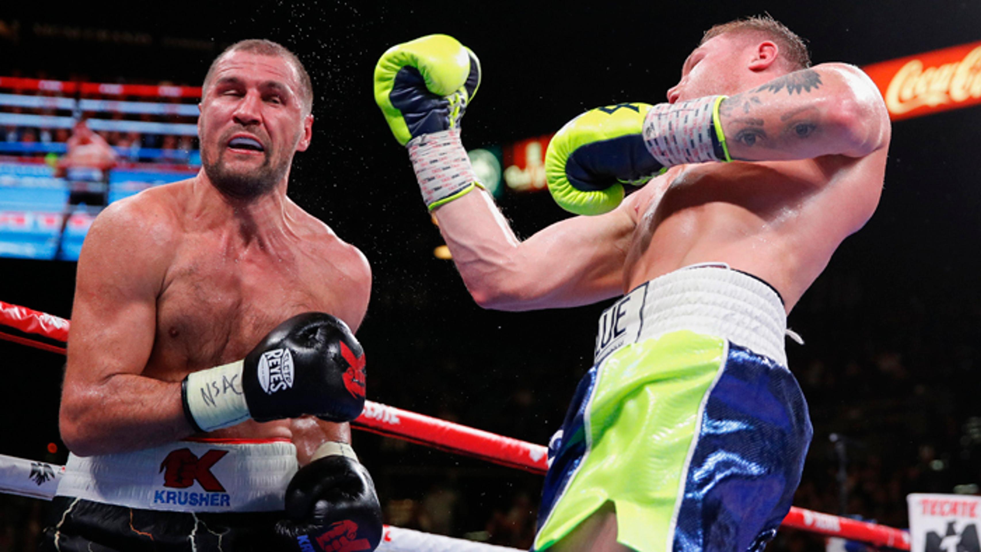 David Backes (Boston) sleduje ošetrovanie hráča Ottawy Scotta Sabourina, ktorý sa zranil práve v súboji s ním.