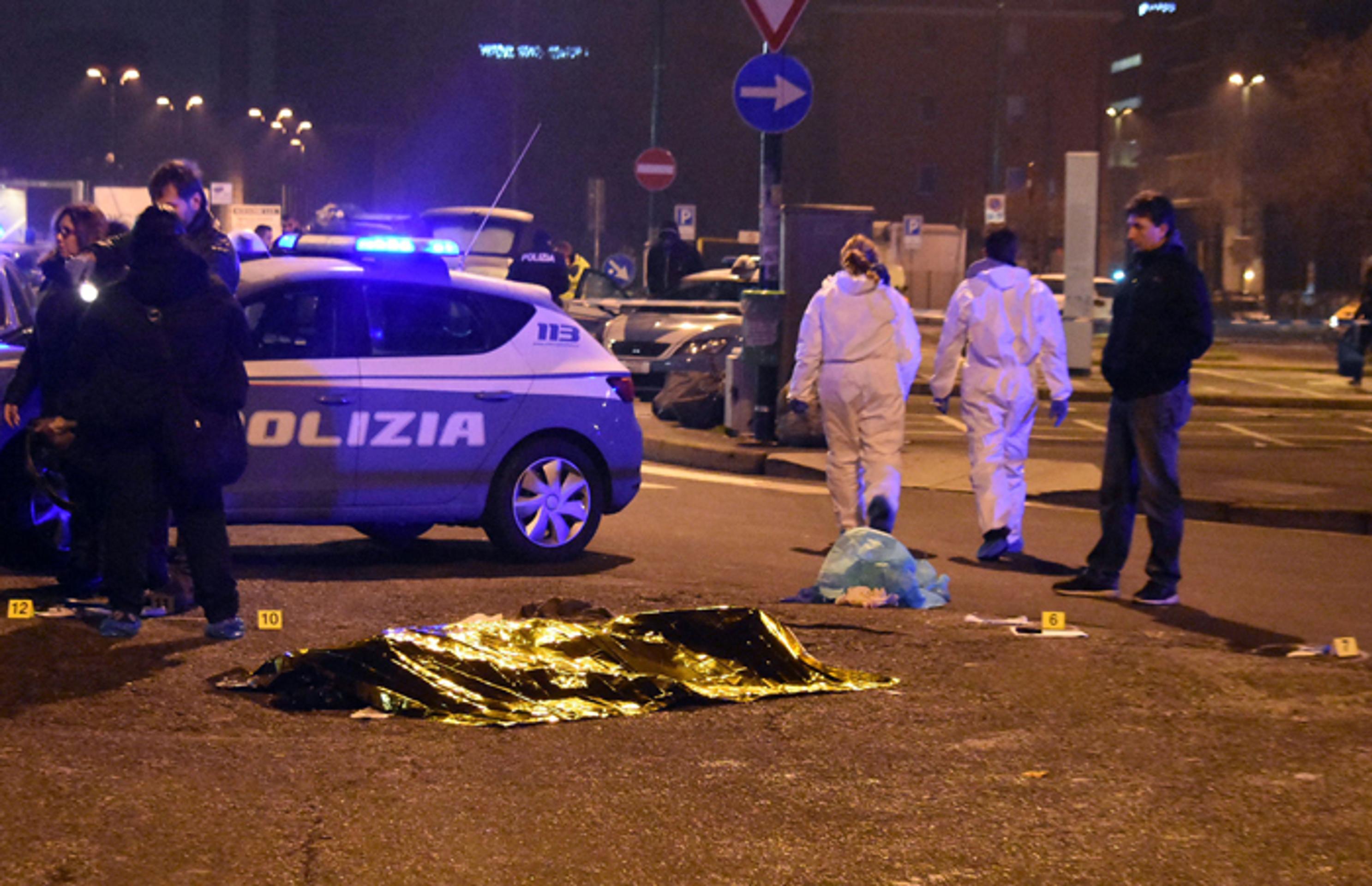 Zakryté telo Anisa Amriho, ktorý zomrel pri prestrelke s policajmi v meste Sesto San Giovanni.