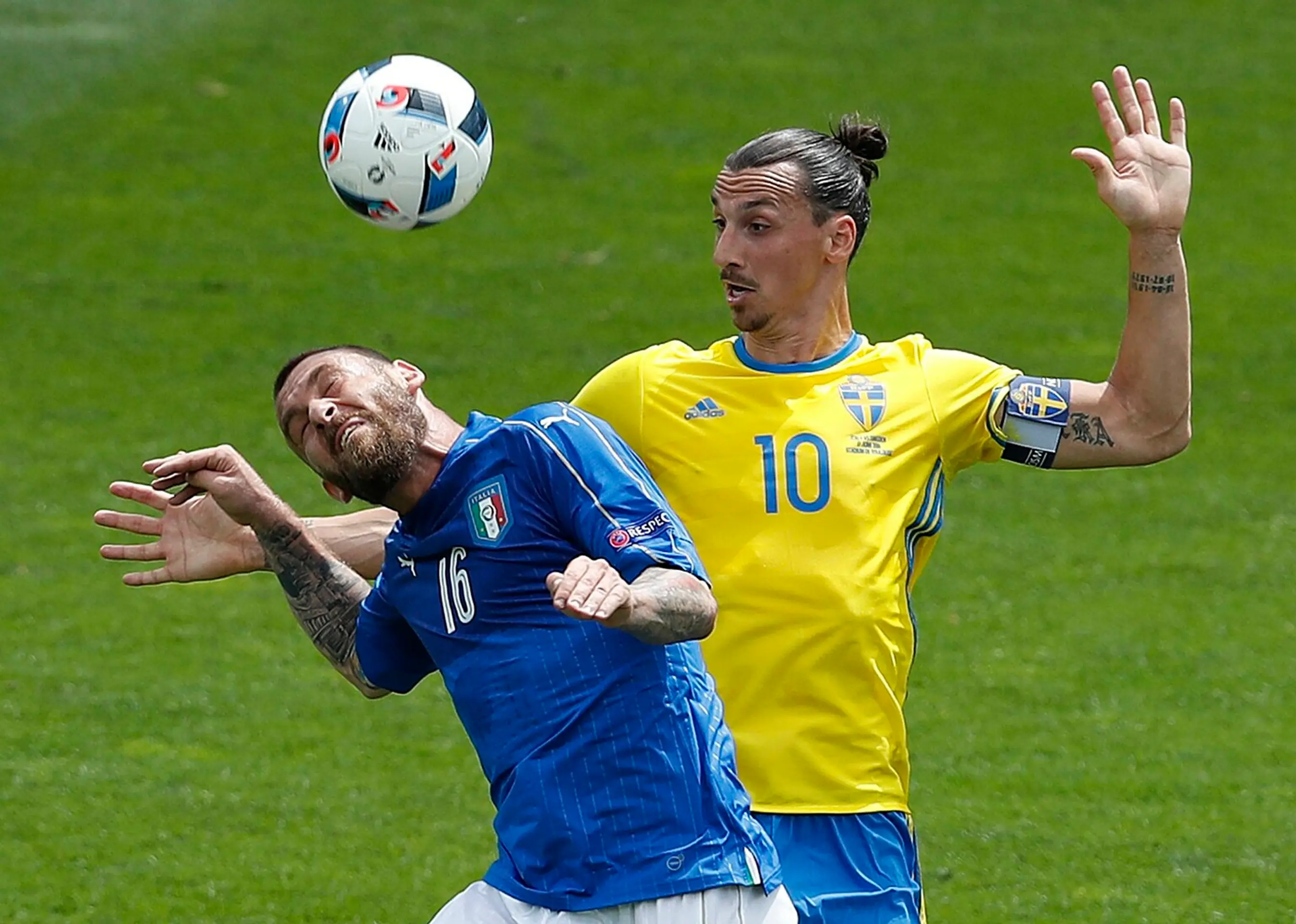 Zlatan Ibrahimovič (vpravo) a taliansky protivník Daniele De Rossi v hlavičkovom súboji na ME vo Francúzsku.