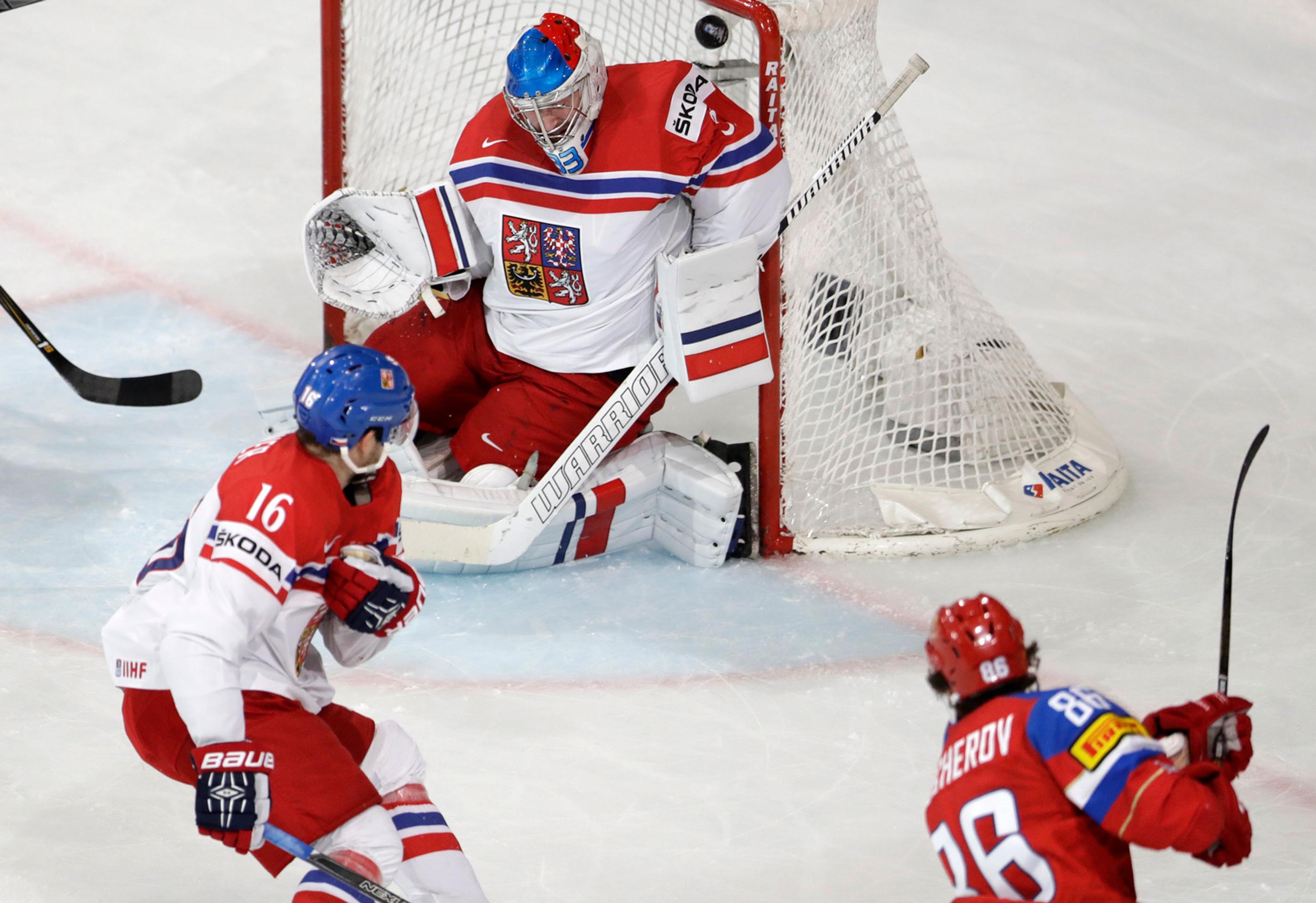 Nikita Kučerov (dole) z Ruska prekonáva vo štvrťfinále MS 2017 českého gólmana Pavla Francouza.