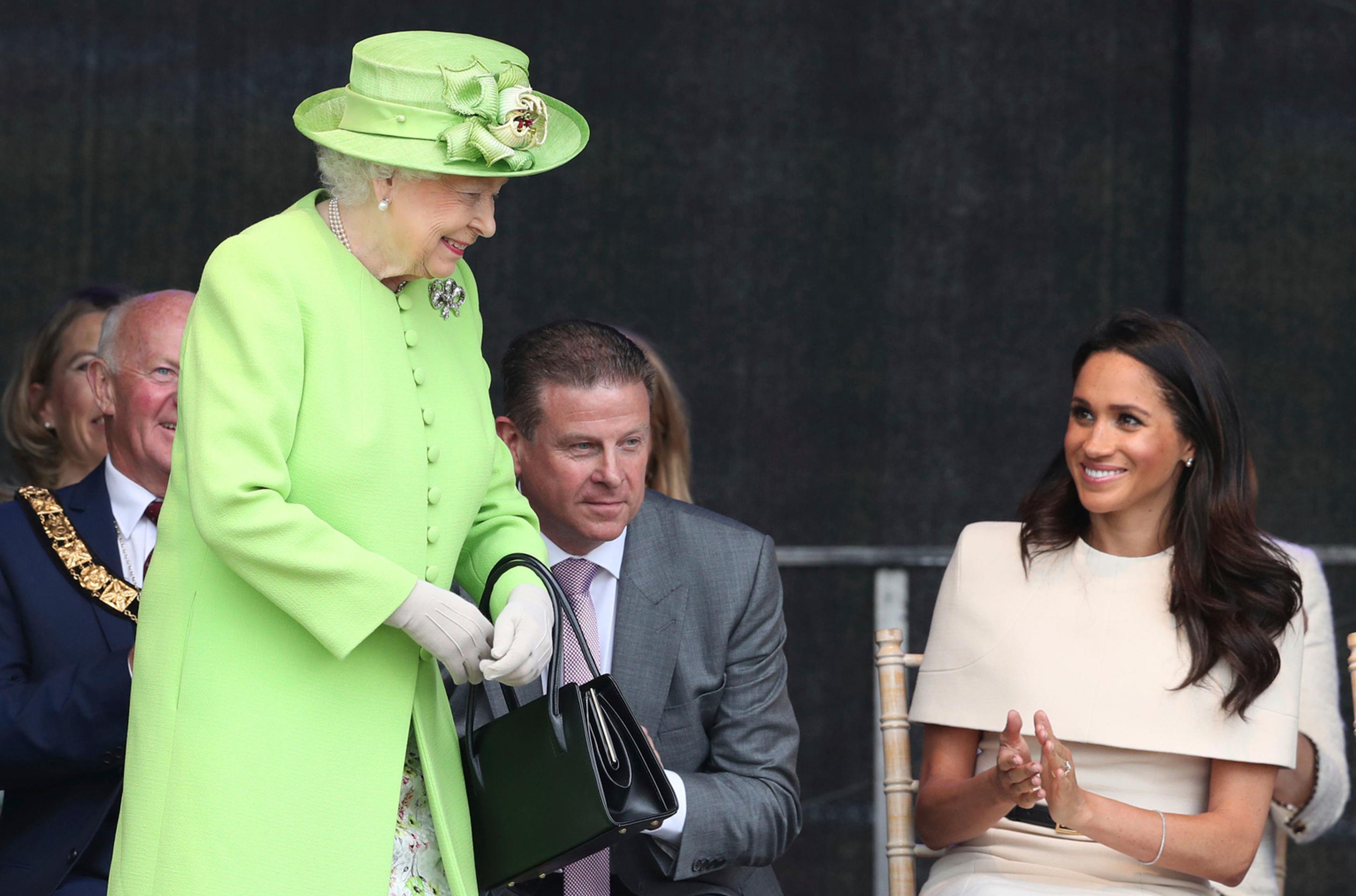 Meghan Markle robila spoločnosť kráľovnej Alžbete II. na oficiálnom otvorení nového mostu.