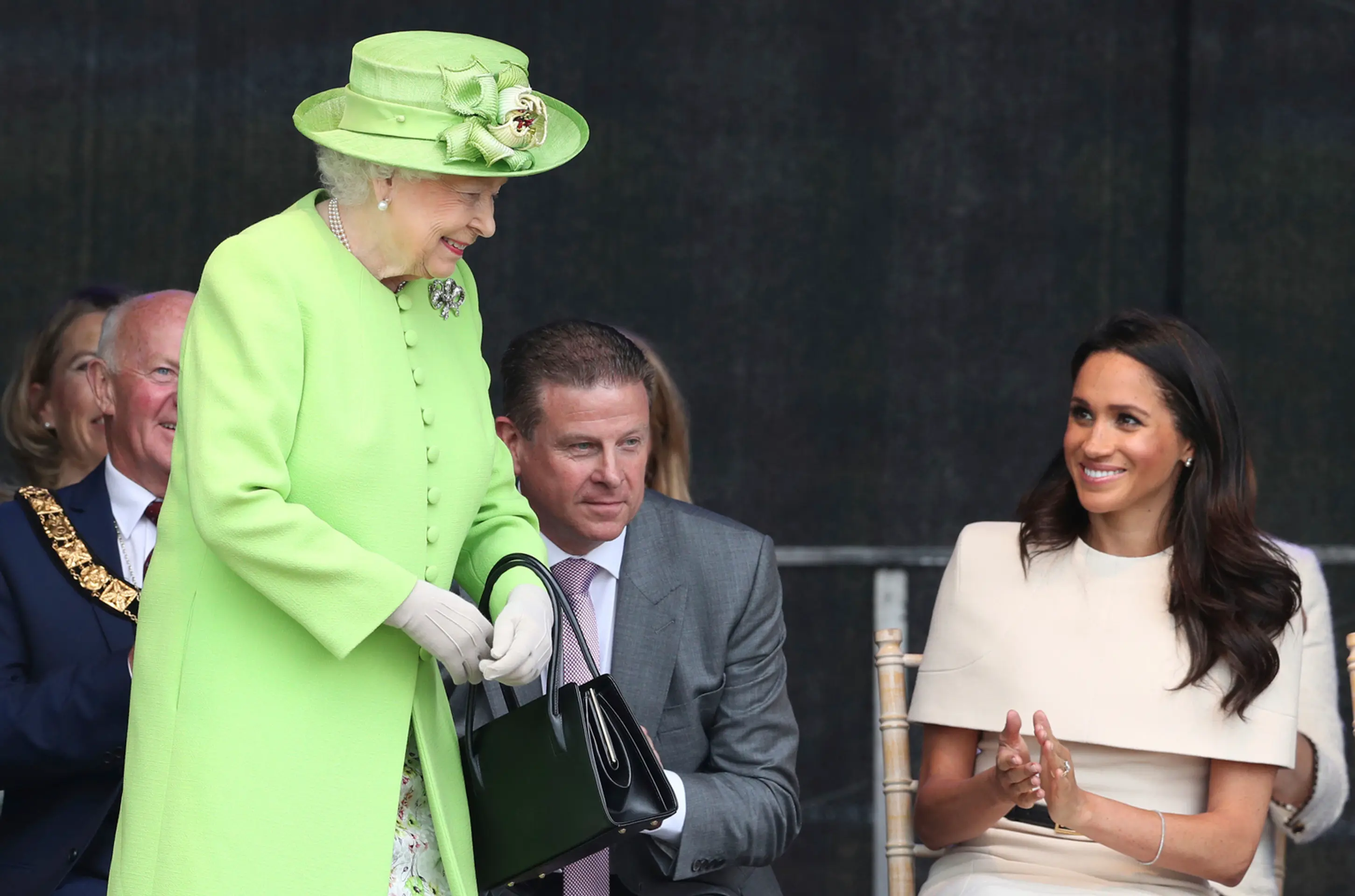 Meghan Markle robila spoločnosť kráľovnej Alžbete II. na oficiálnom otvorení nového mostu.