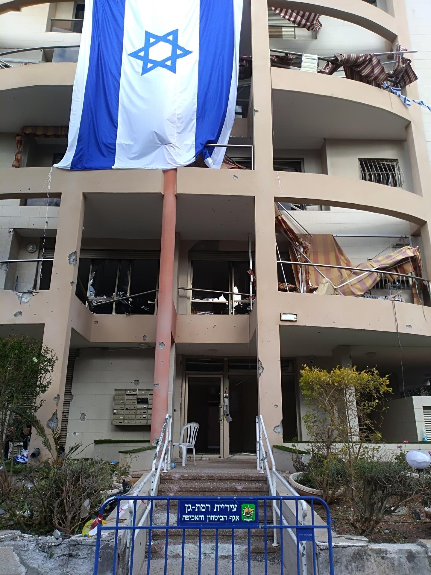 Poškodená budova na predmestí Tel Avivu po raketovom útoku z Pásma Gazy.