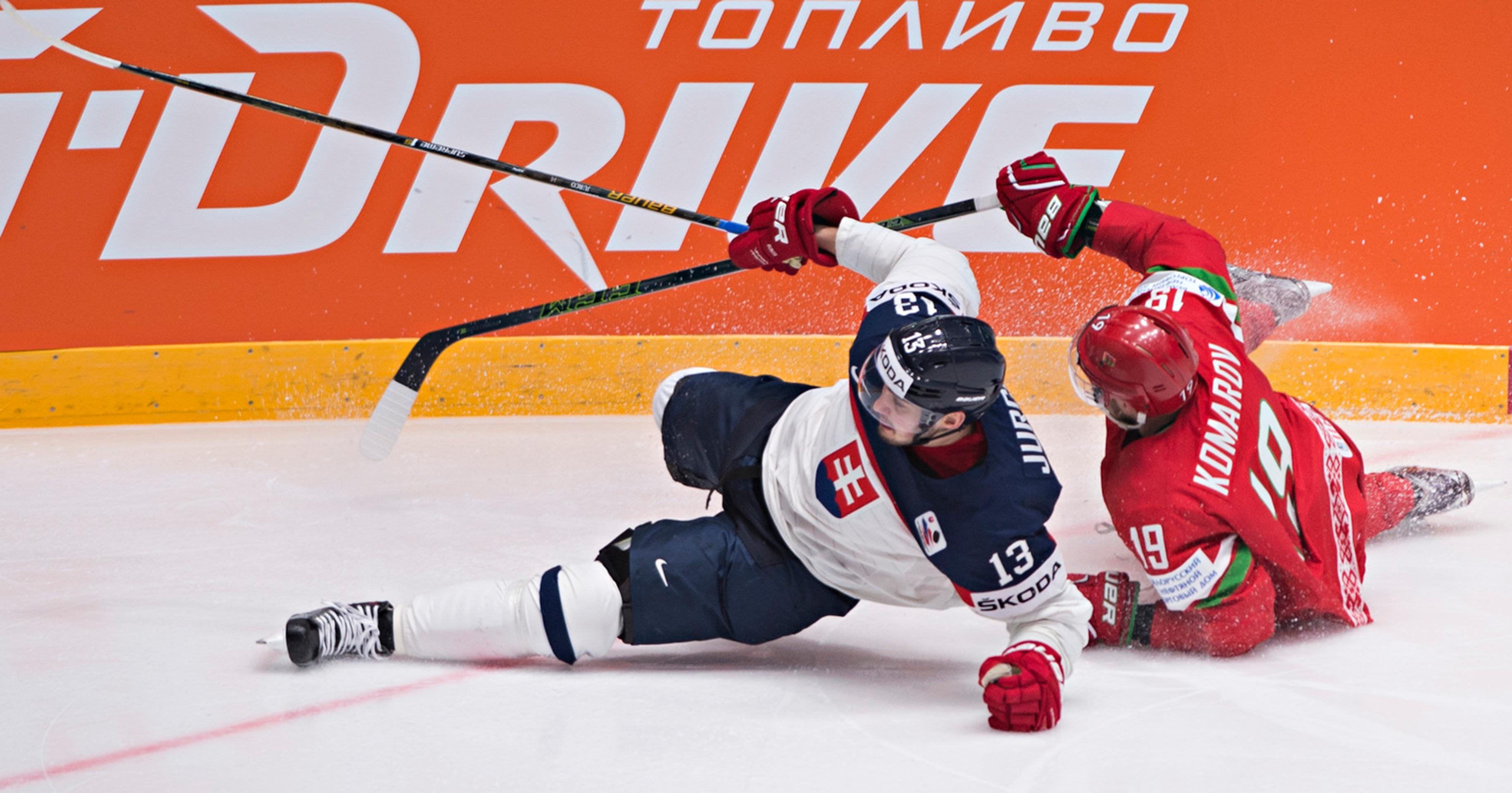 Tomáš Jurčo a Nikita Komarov padajú po súboji v zápase Slovensko - Bielorusko.