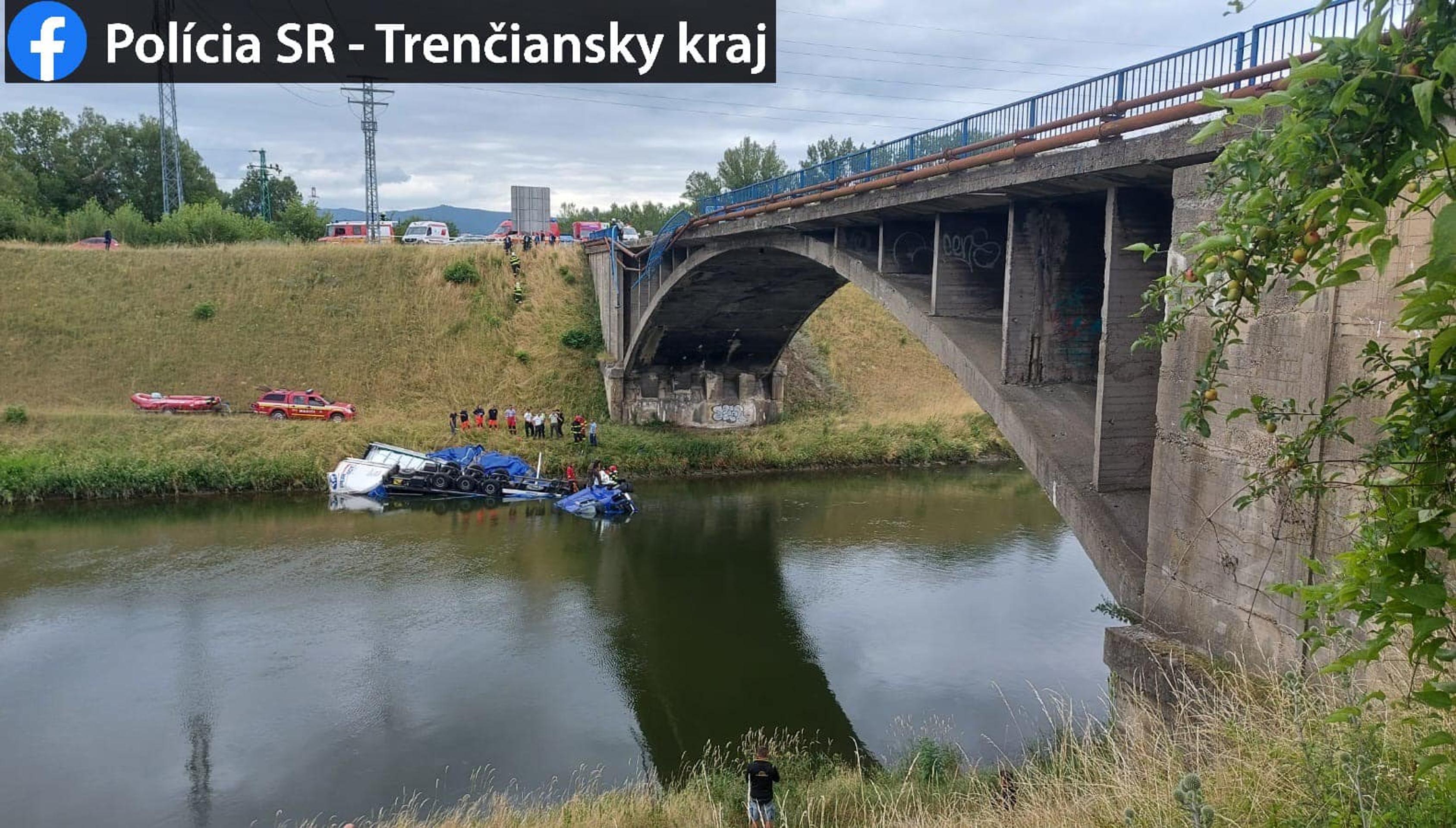 Kamión sa zrútil z mosta.