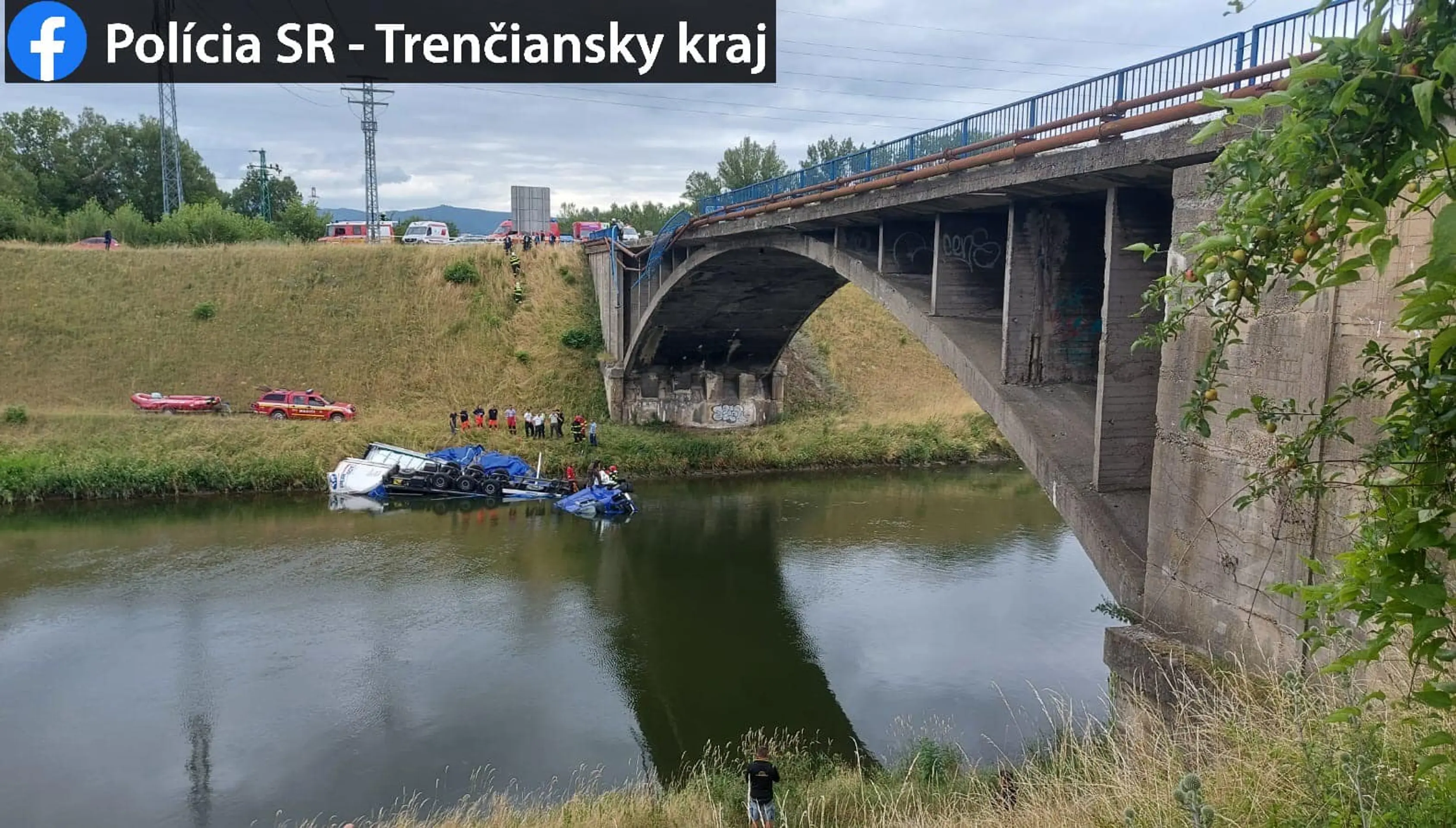 Kamión sa zrútil z mosta.