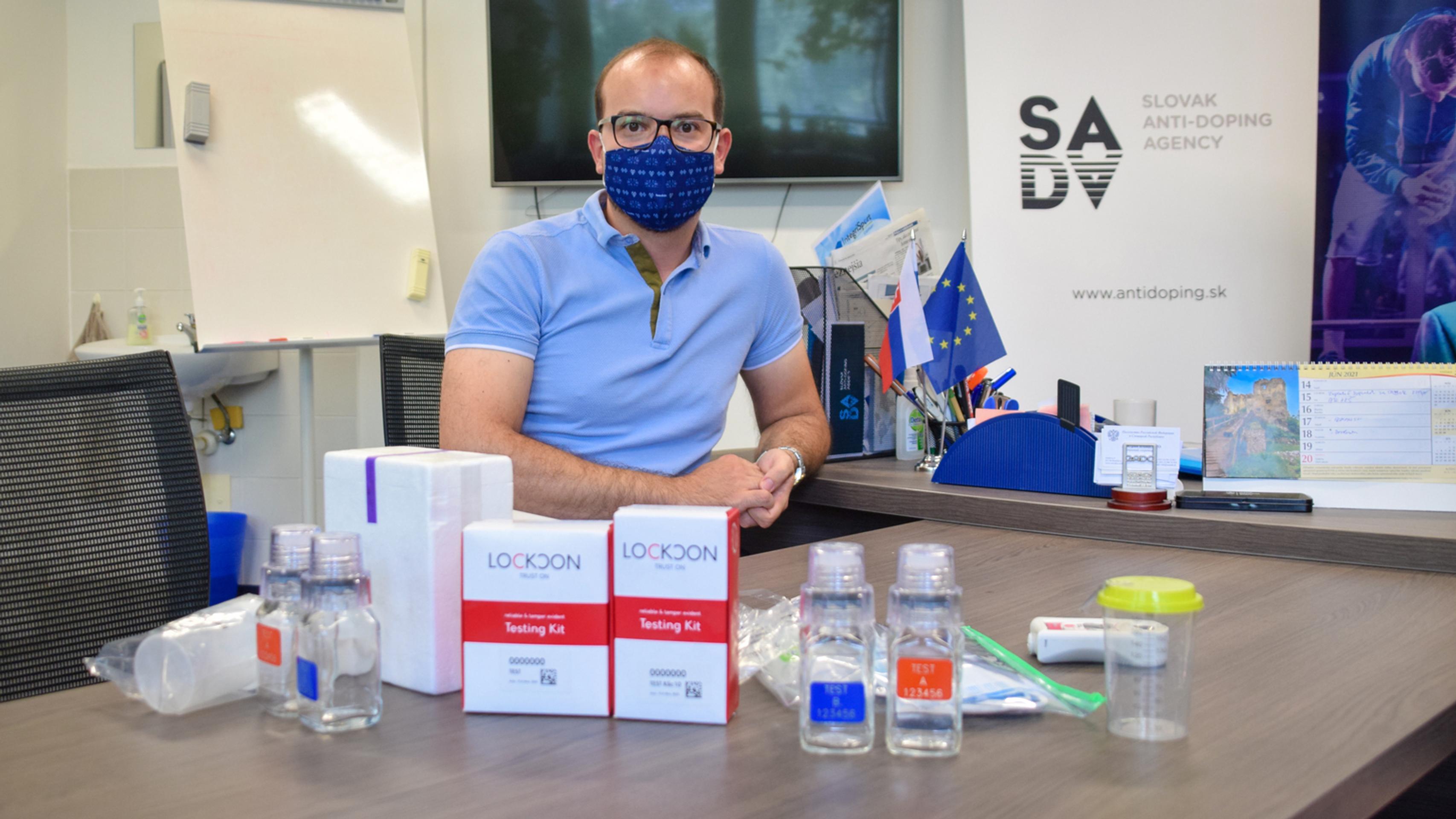 Tomáš Pagáš s výbavou dopingového komisára.